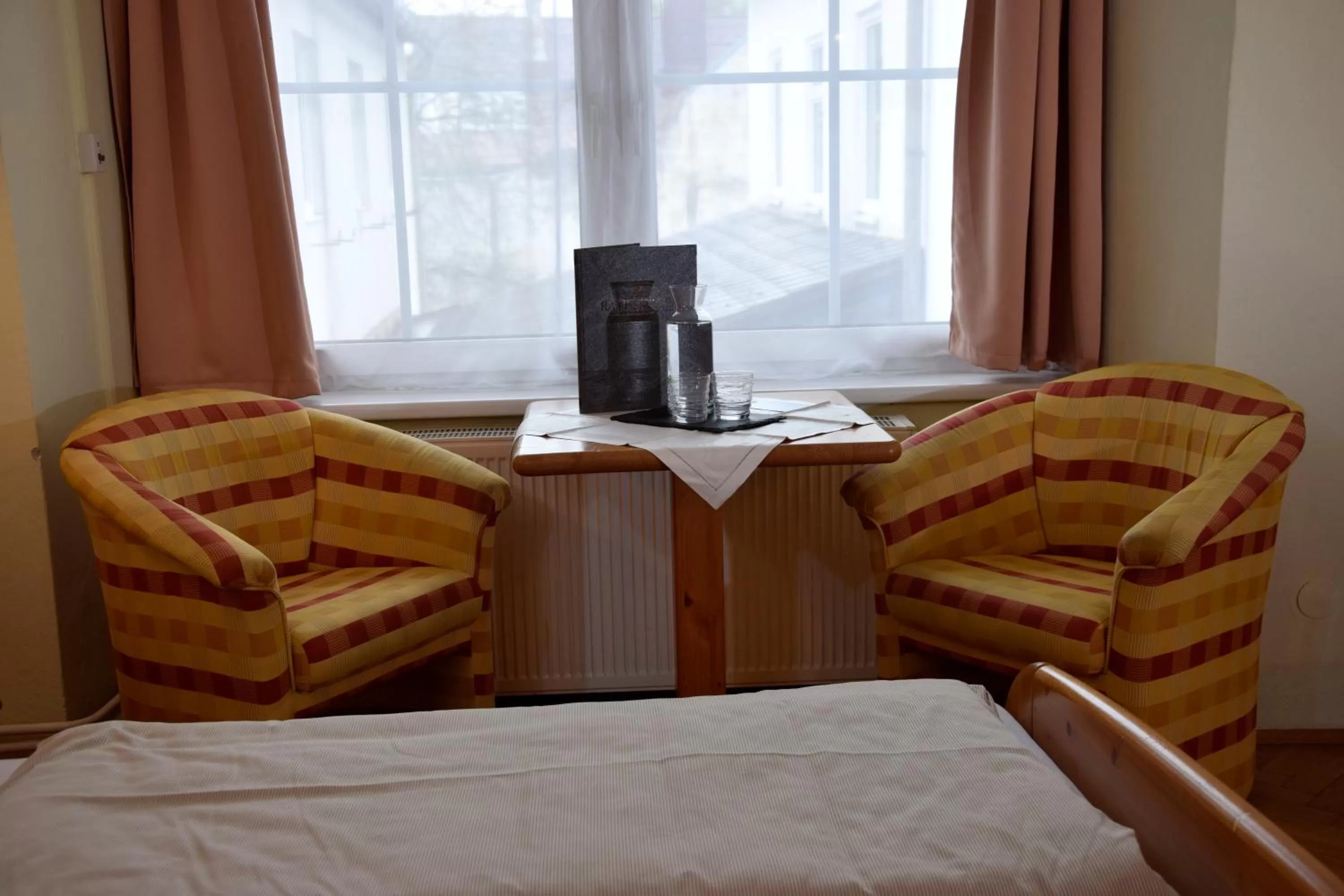 Seating area, Bed in Rathskeller Weitra