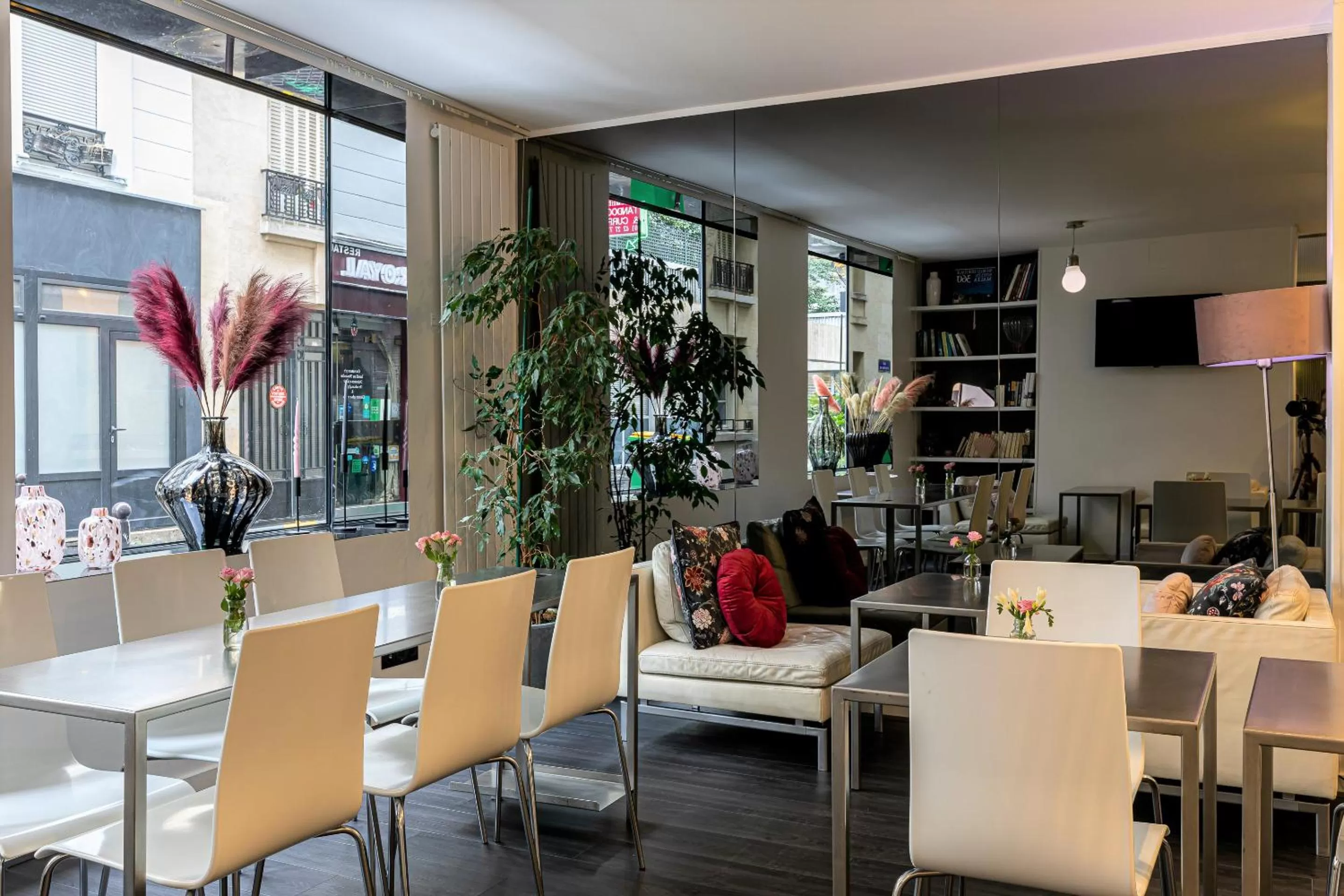 Communal lounge/ TV room in Hotel Glasgow Monceau by Patrick Hayat