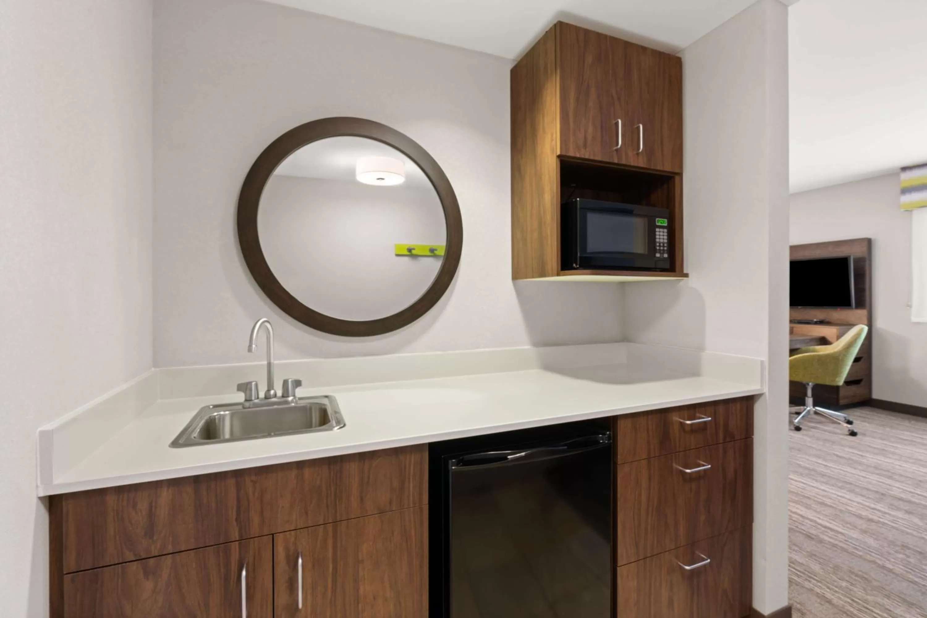 Kitchen or kitchenette in Hampton Inn & Suites Burlington