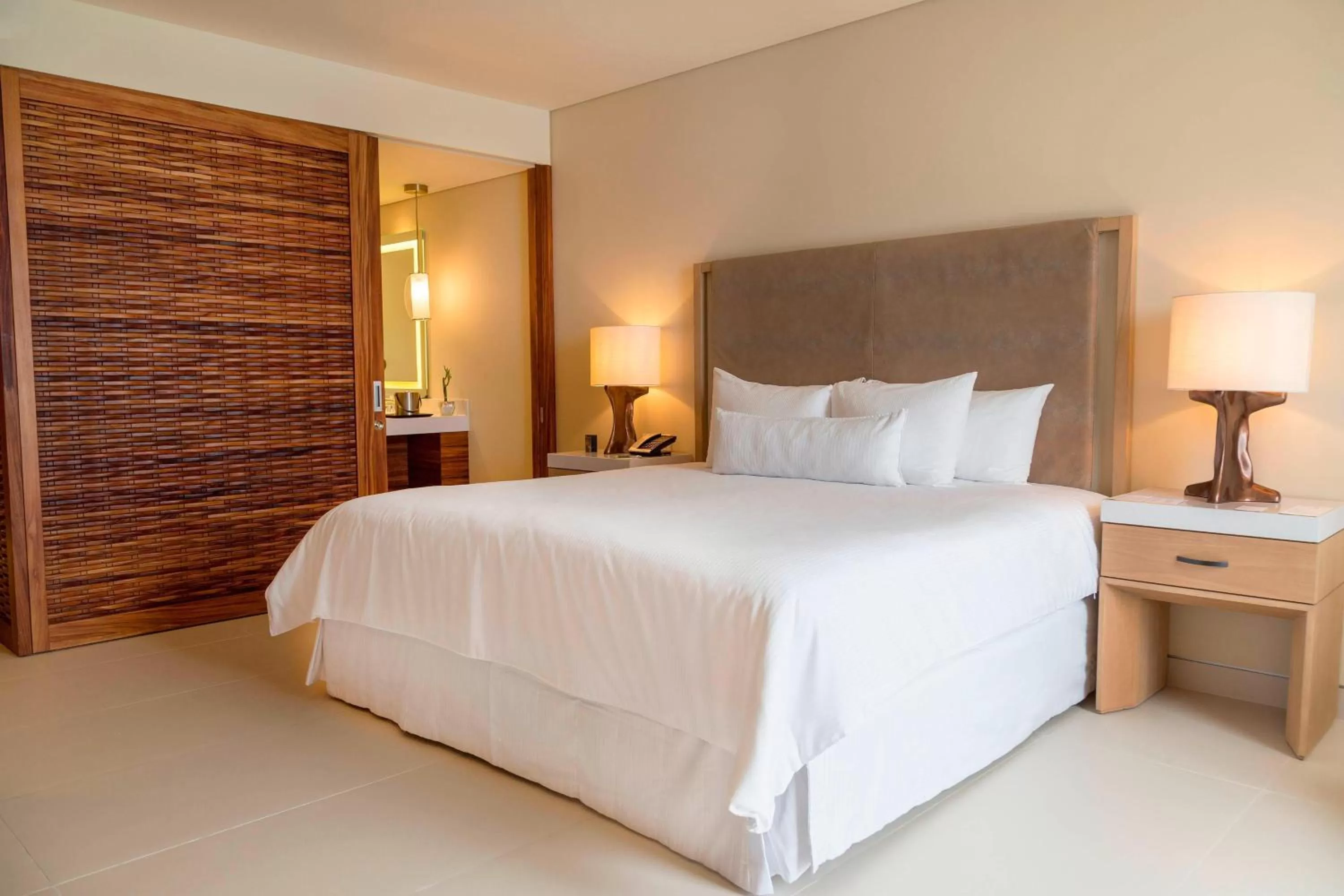 Photo of the whole room, Bed in The Westin Cozumel