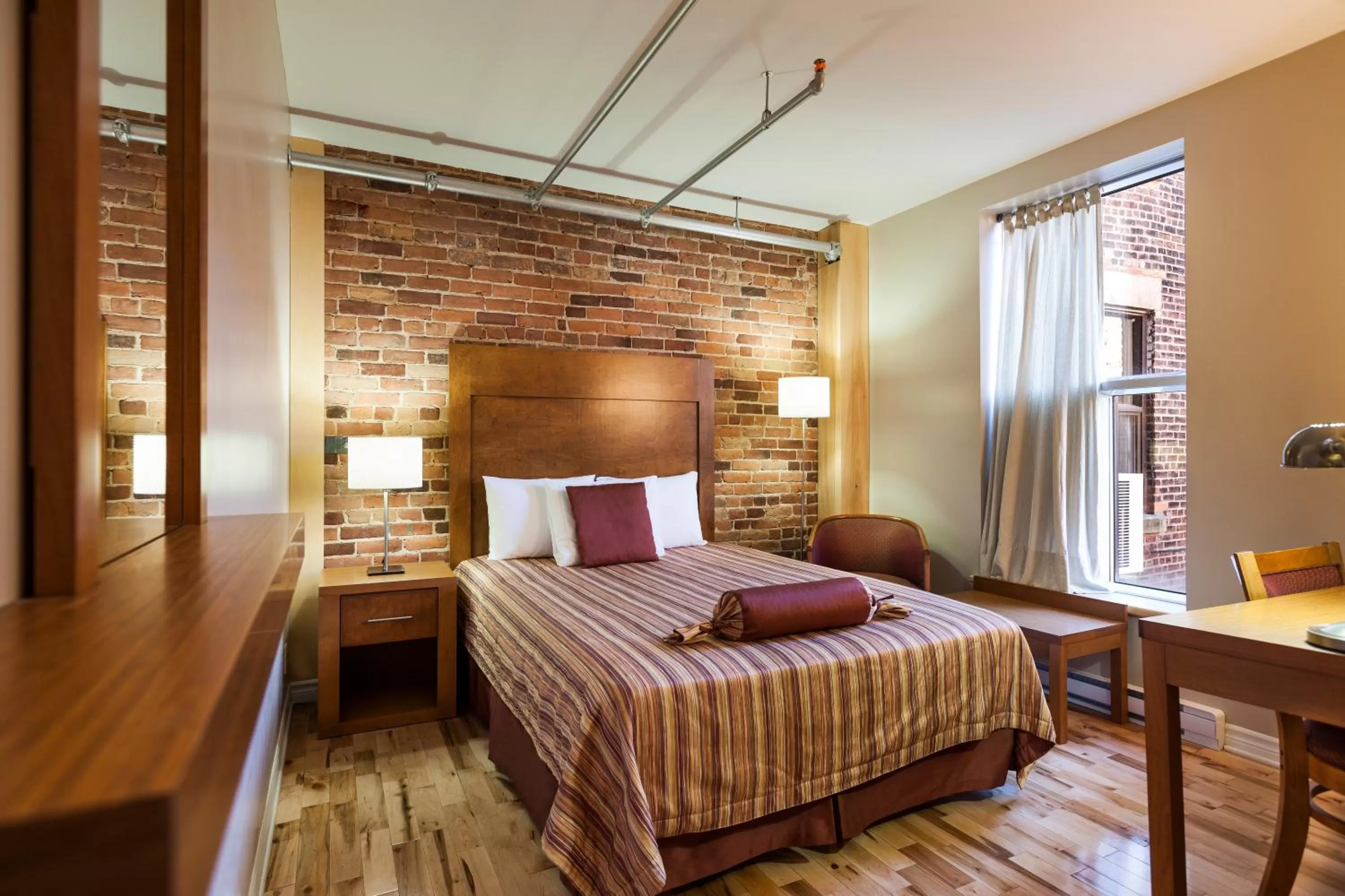 Bed in Hotel Quartier des Spectacles