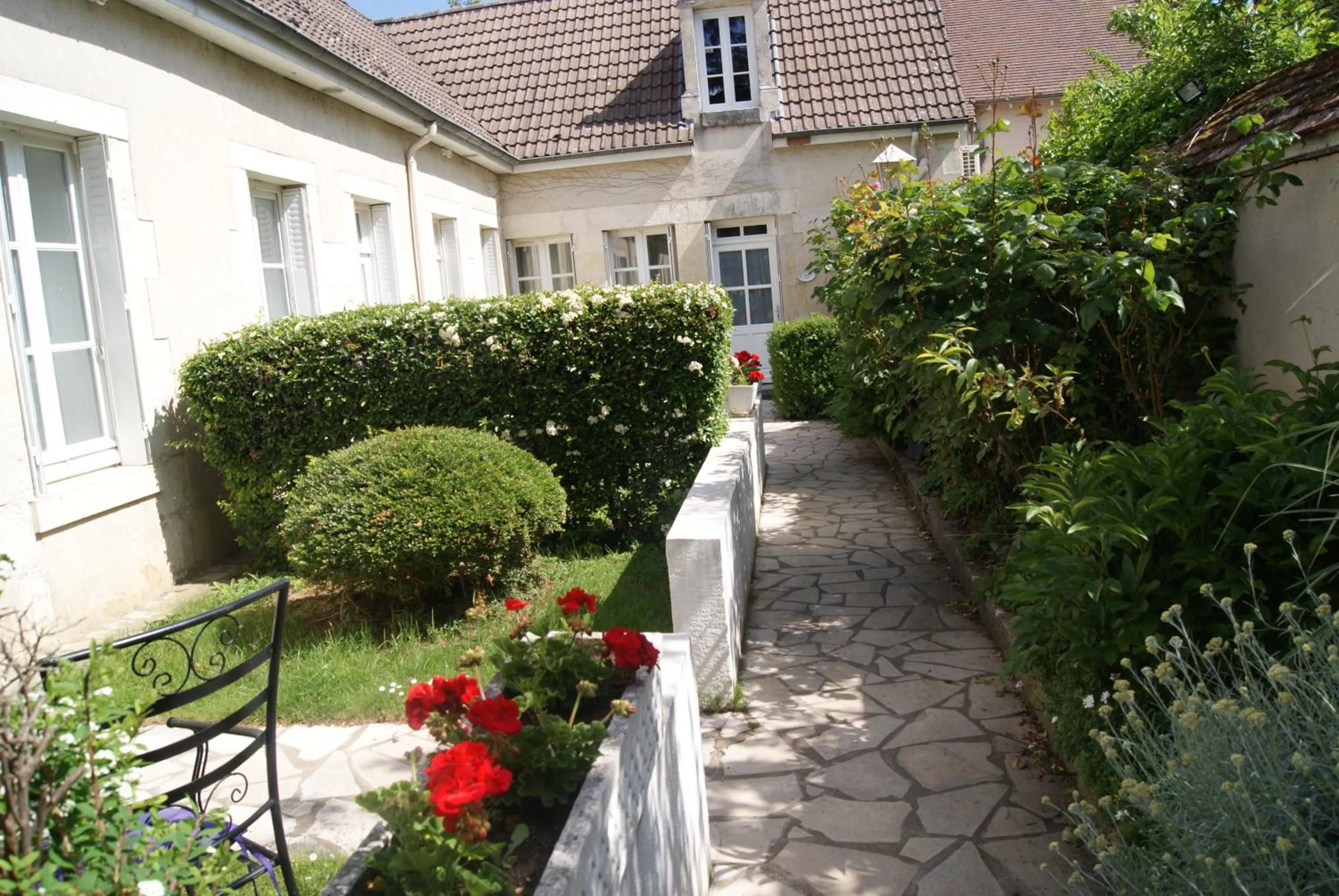 Garden in HOTEL LA COGNETTE A 25 Kilomètres de Châteauroux et 30 Kilomètres de Bourges