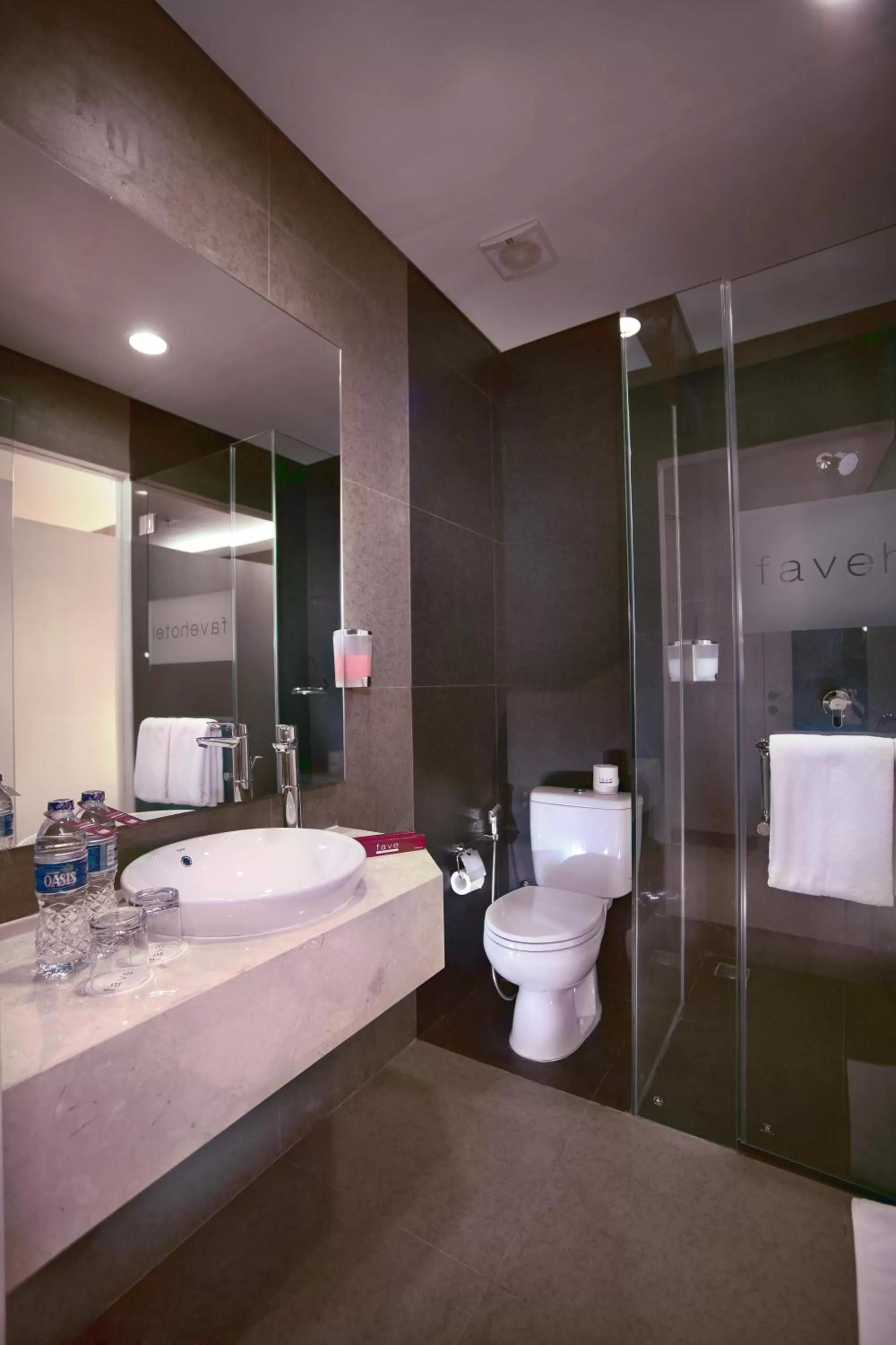 Bathroom in favehotel LTC Glodok