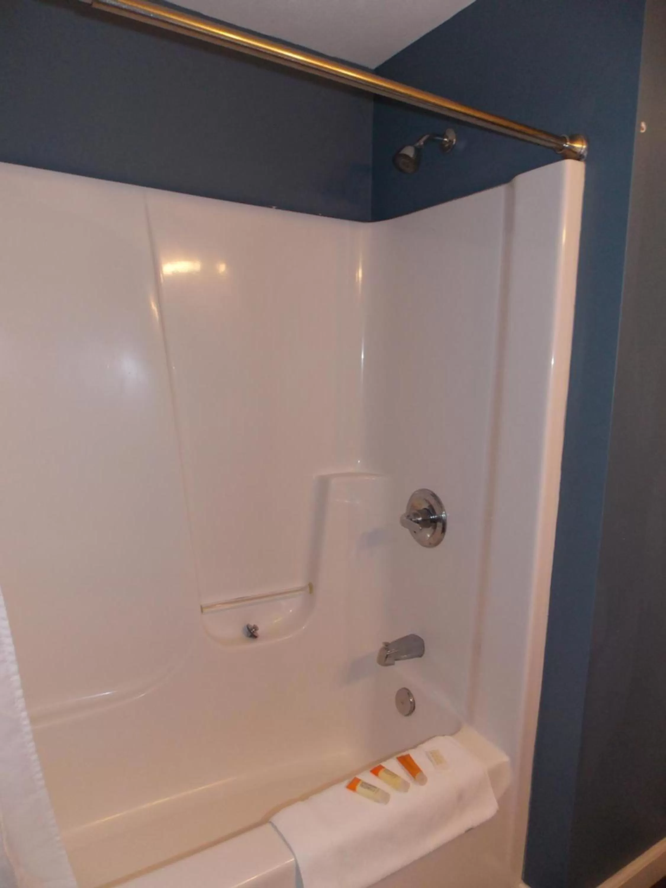 Shower in William Watson Hotel