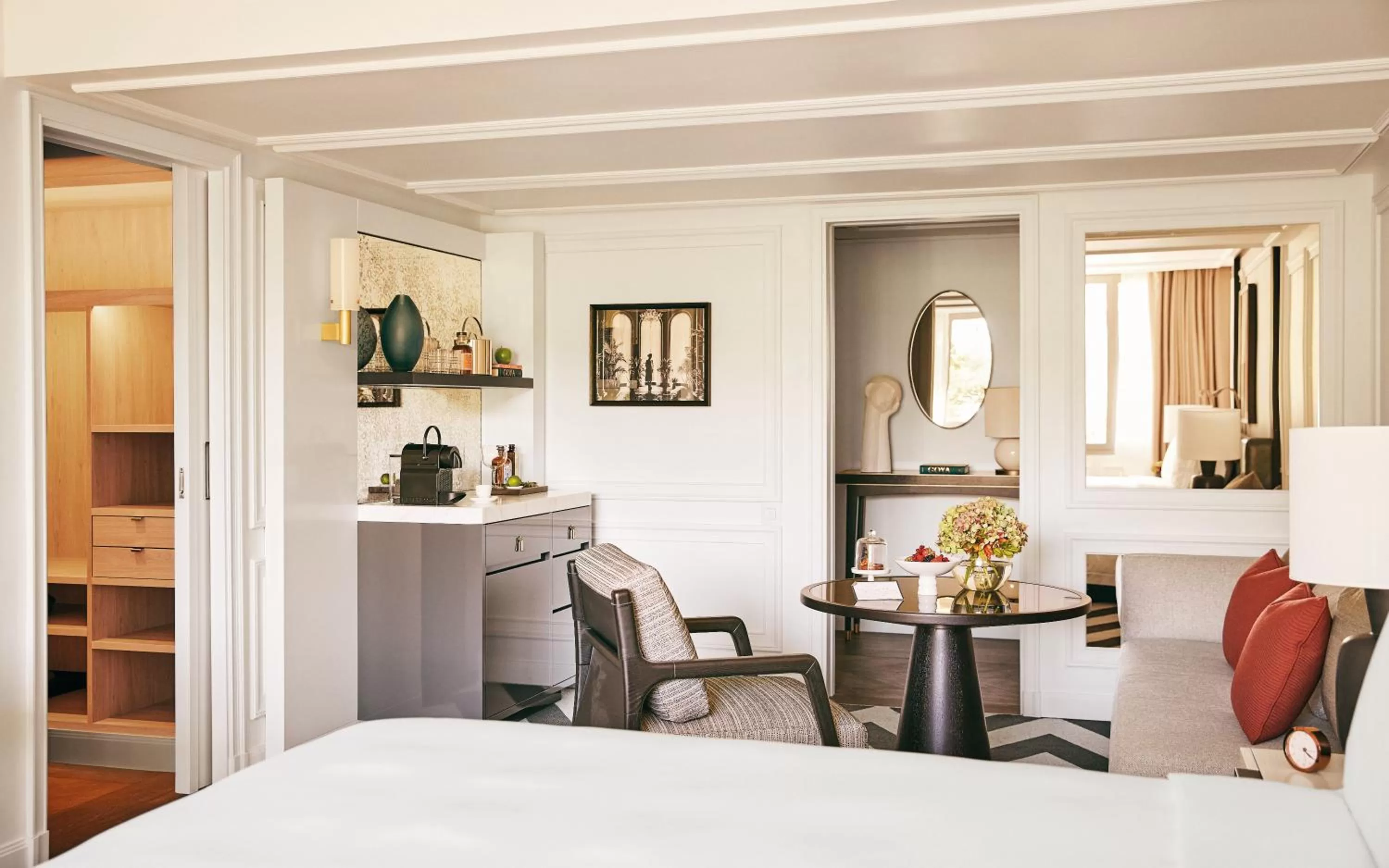 Seating area, Bed in Rosewood Villa Magna