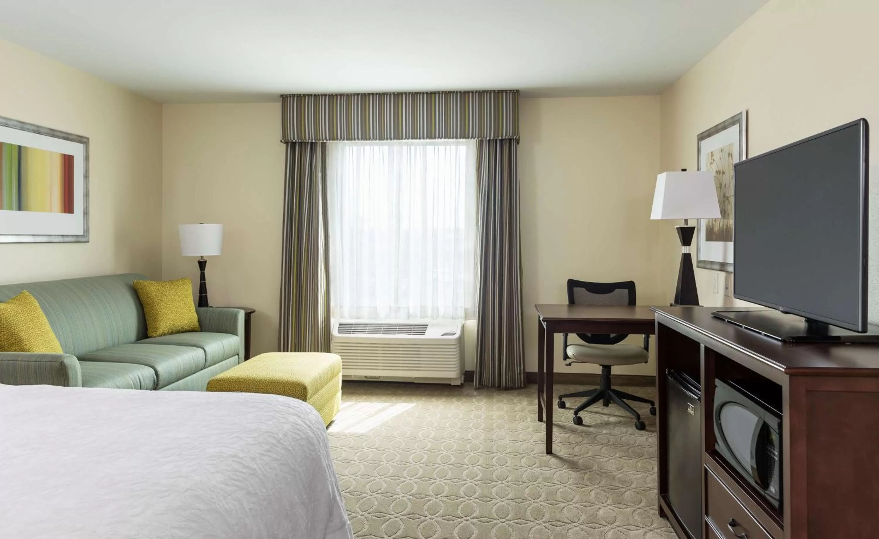 Bed in Hampton Inn & Suites Philadelphia Montgomeryville