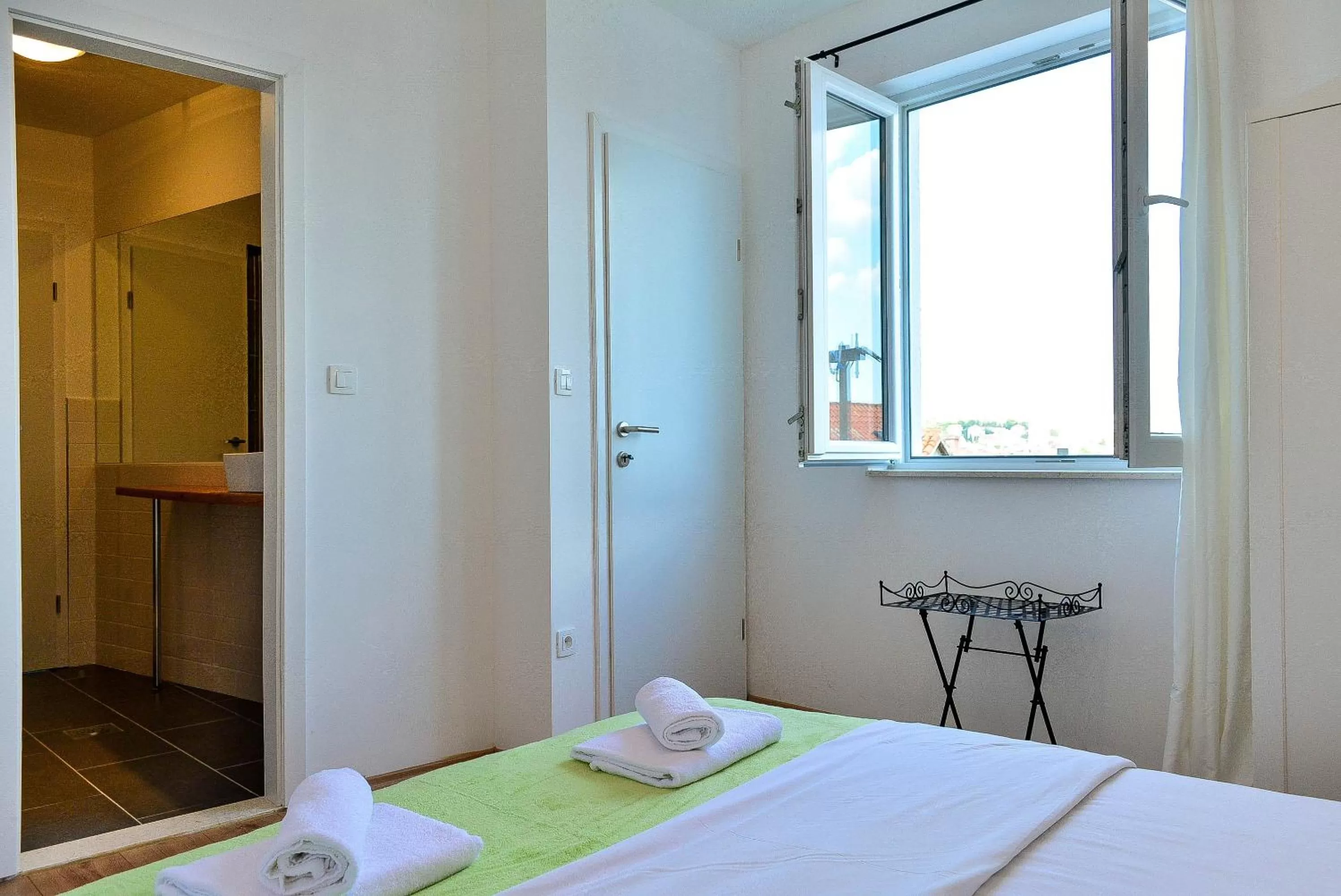 Photo of the whole room, Bed in Golden B&B