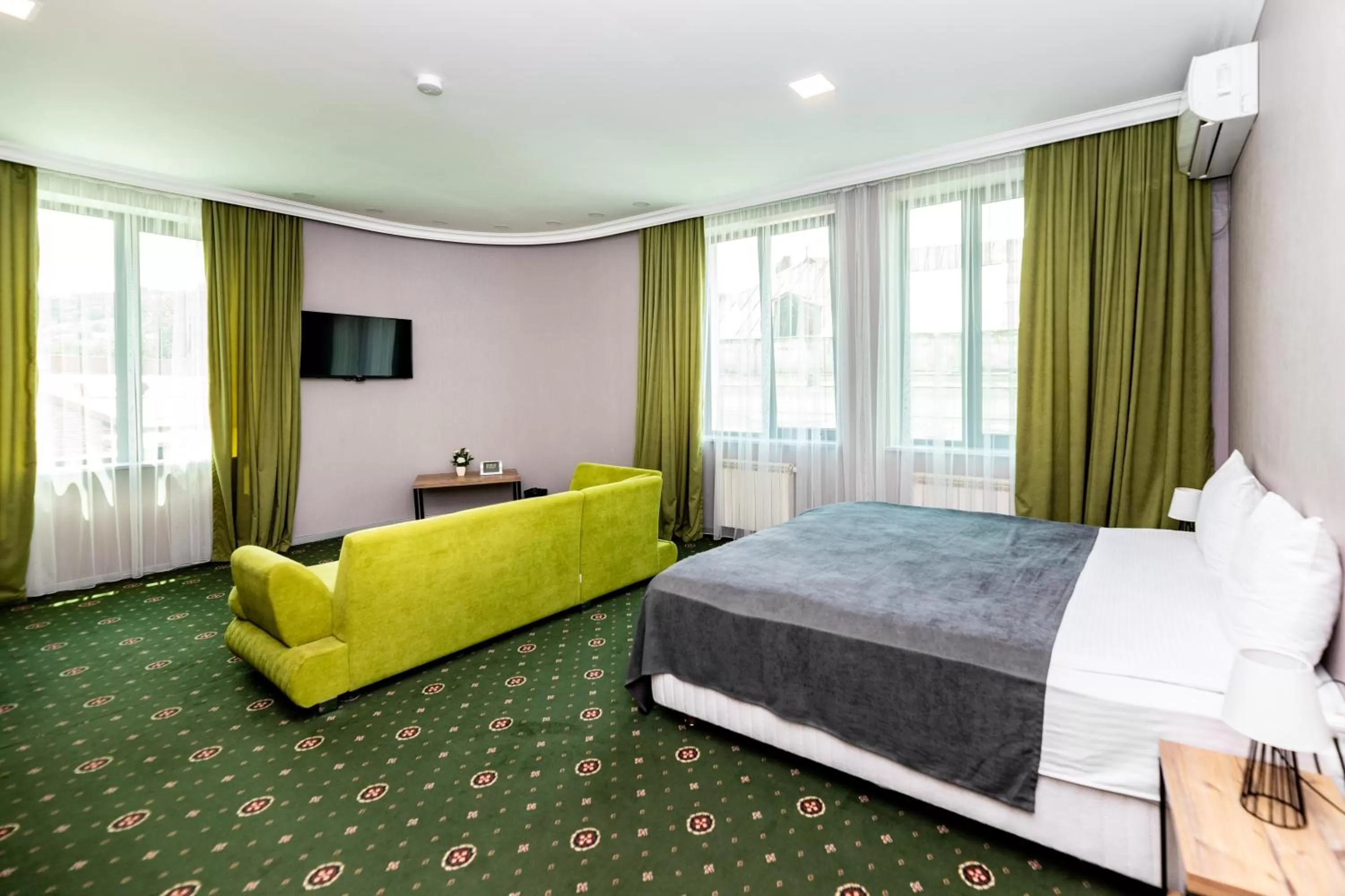 Bed in Old Side Corner