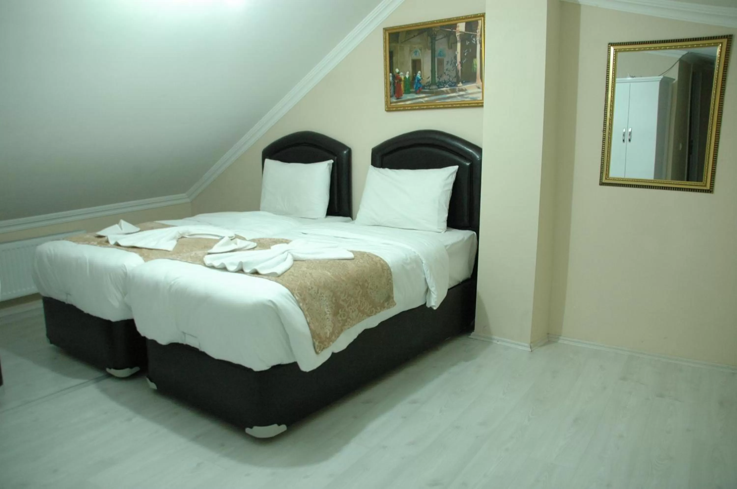 Photo of the whole room, Bed in Tolga Hotel