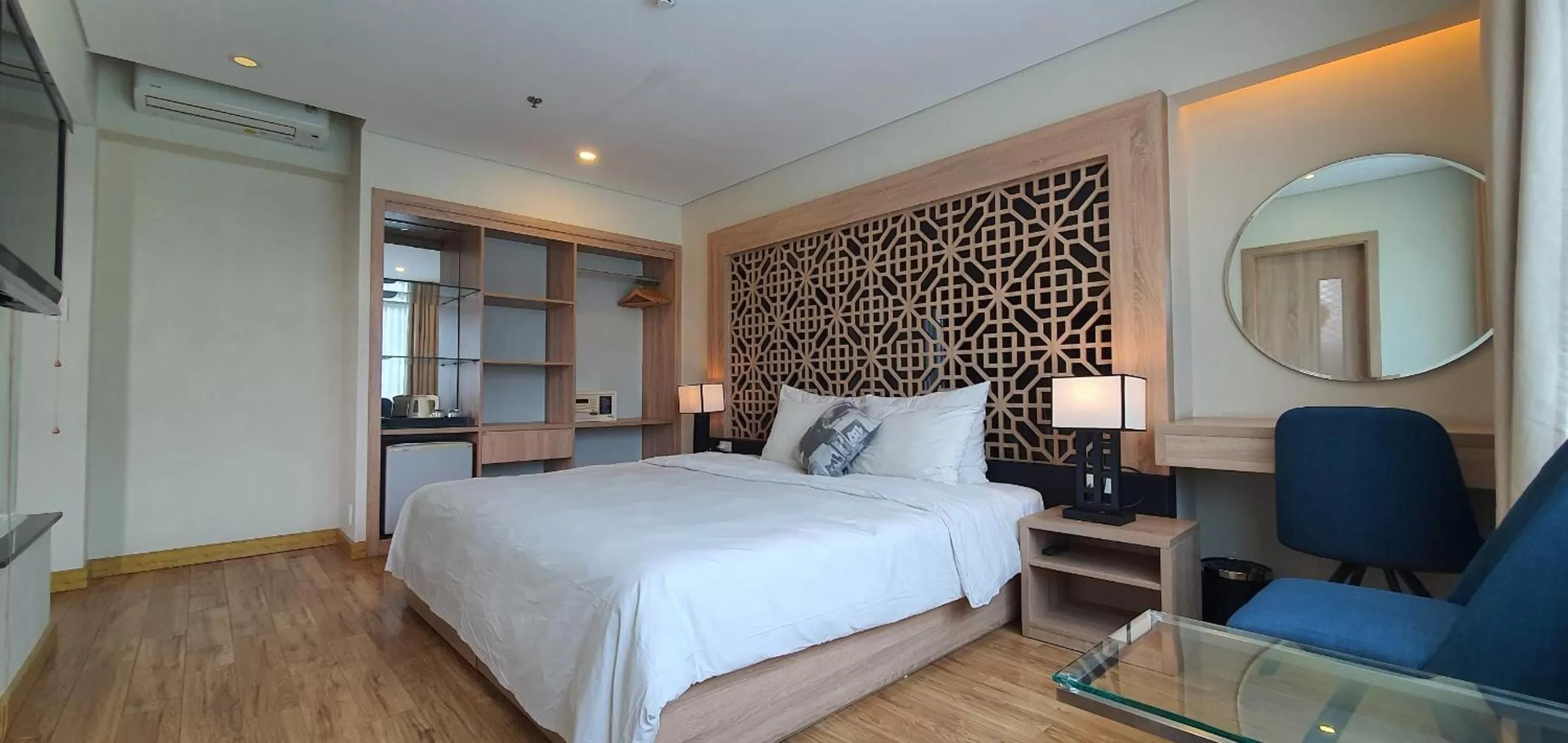 Photo of the whole room, Bed in Gemini Saigon LUXURY