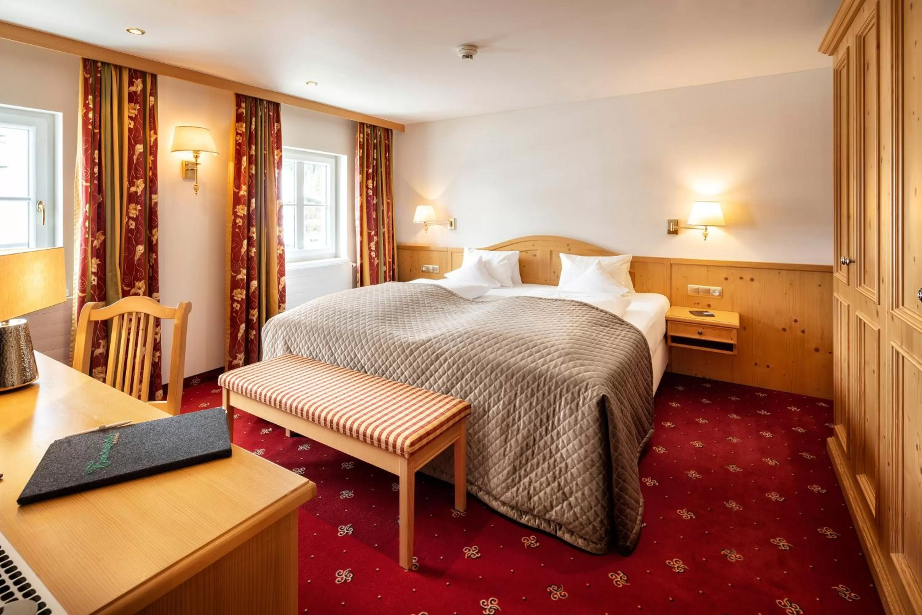 Bedroom, Bed in Hotel Tannbergerhof im Zentrum von Lech