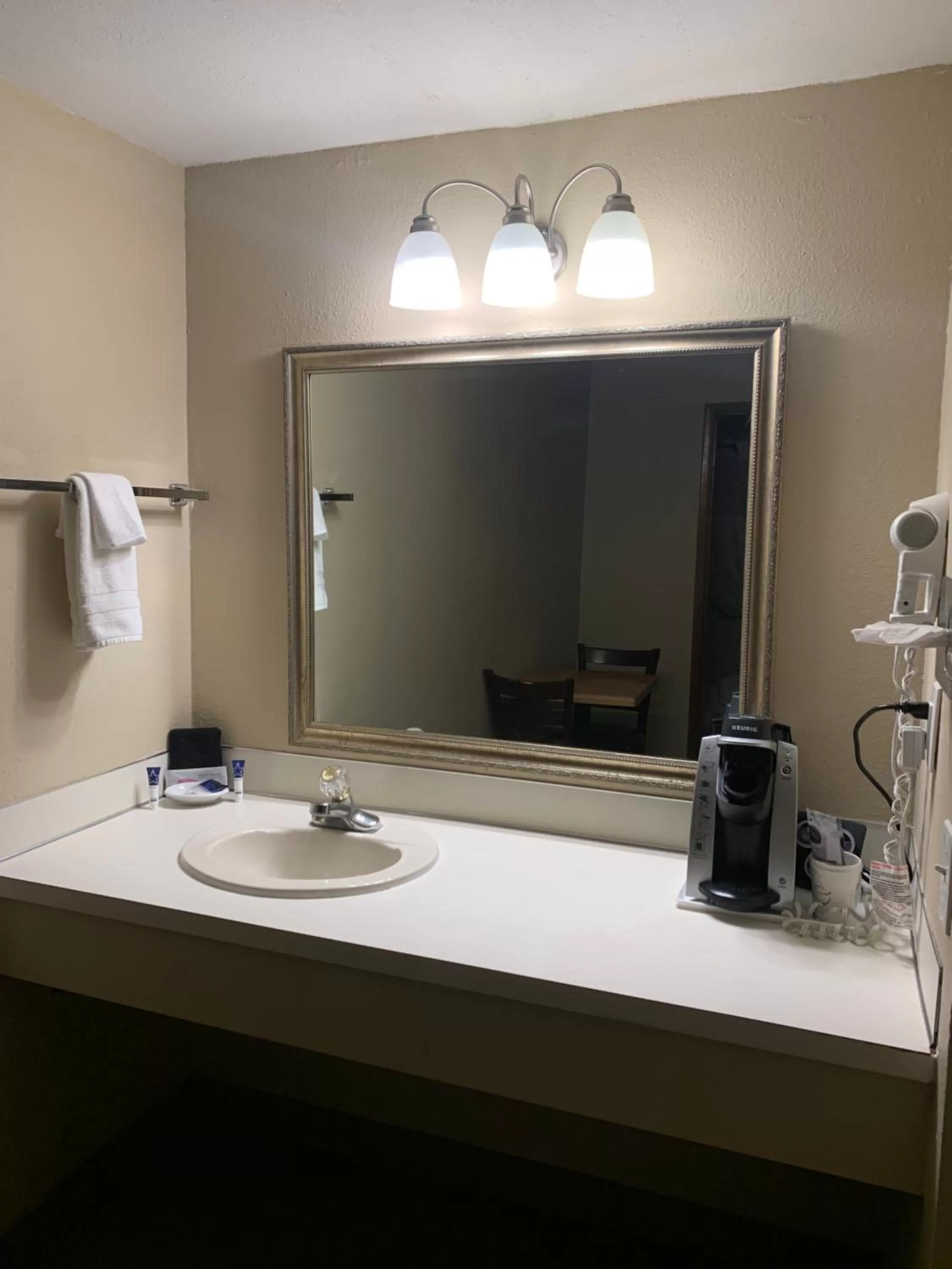 Bathroom in Sunset Inn - John Day