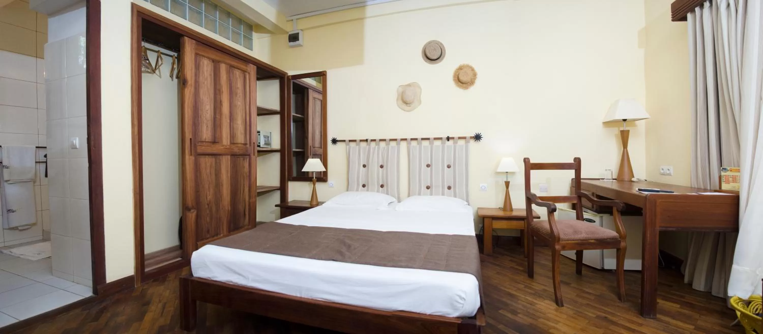 Photo of the whole room, Bed in Hôtel Restaurant Coco Lodge Majunga