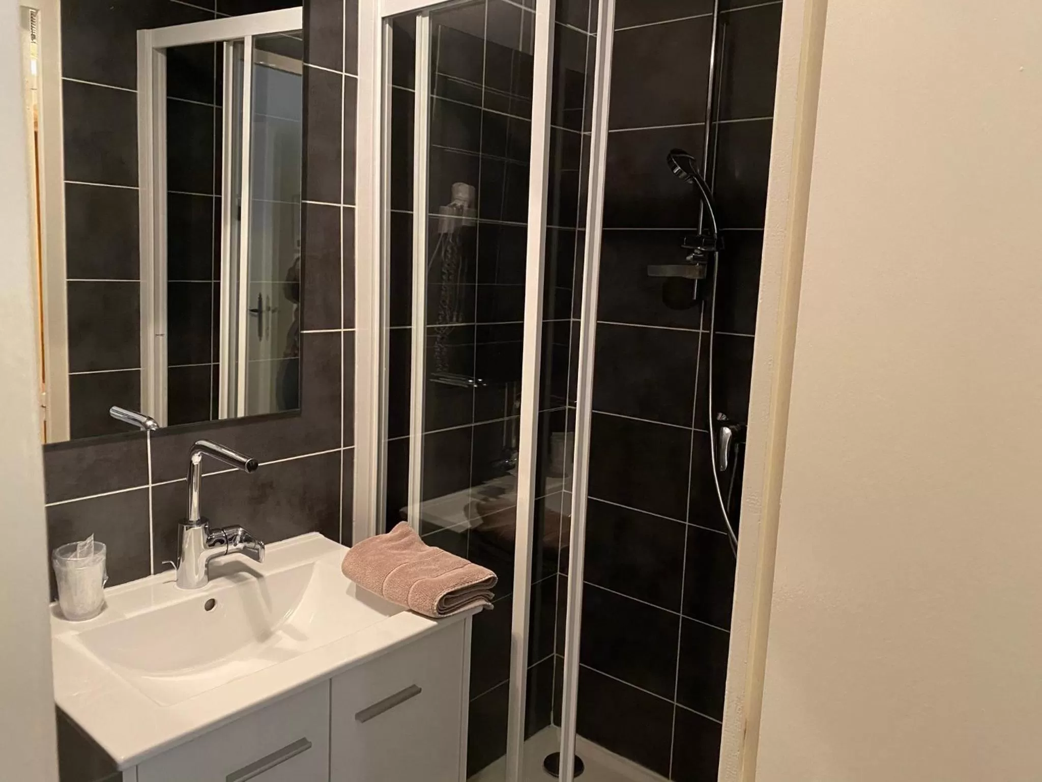 Property building in Hôtel Restaurant Le Provençal