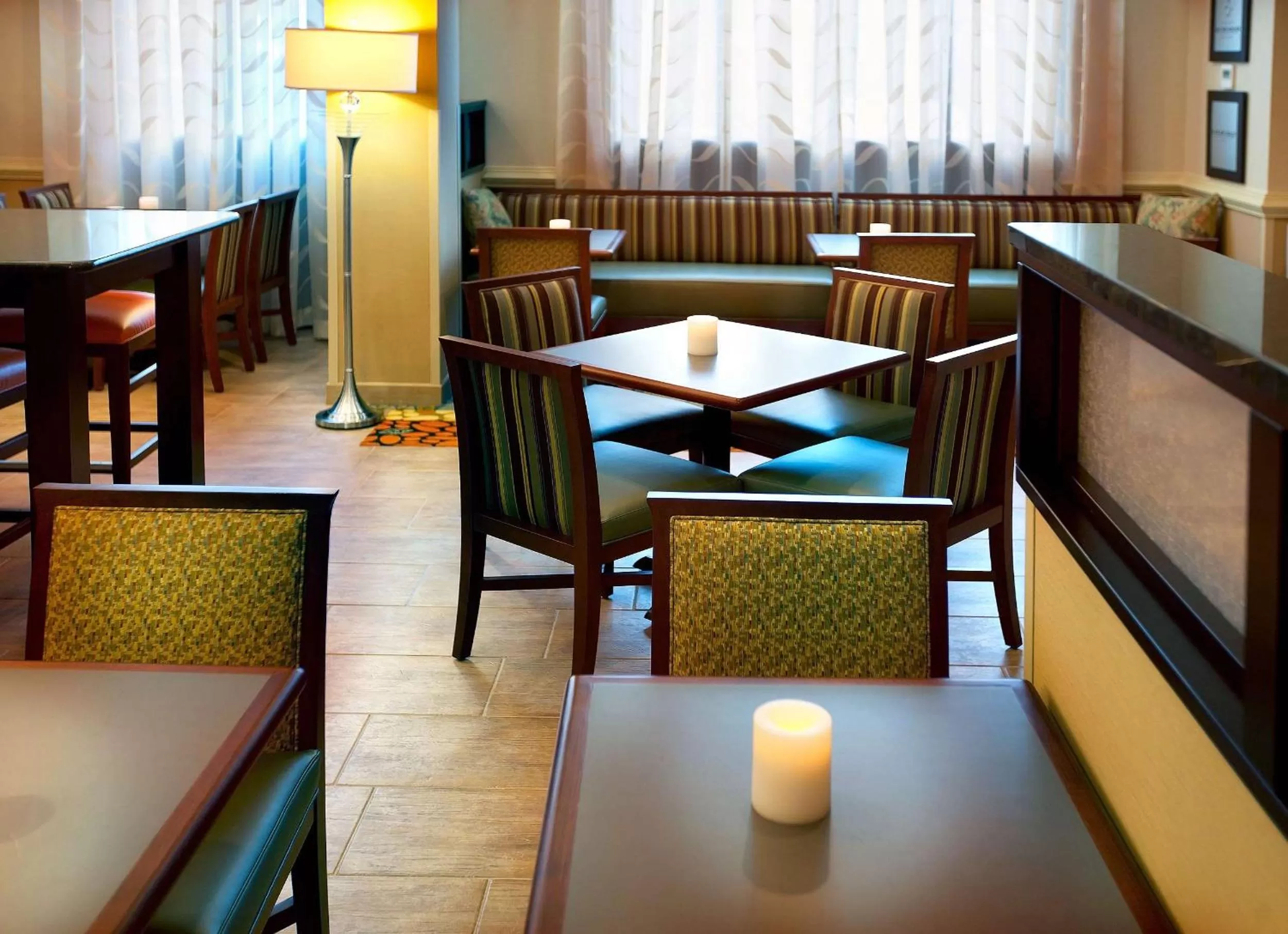 Dining area in Hampton Inn Alexandria