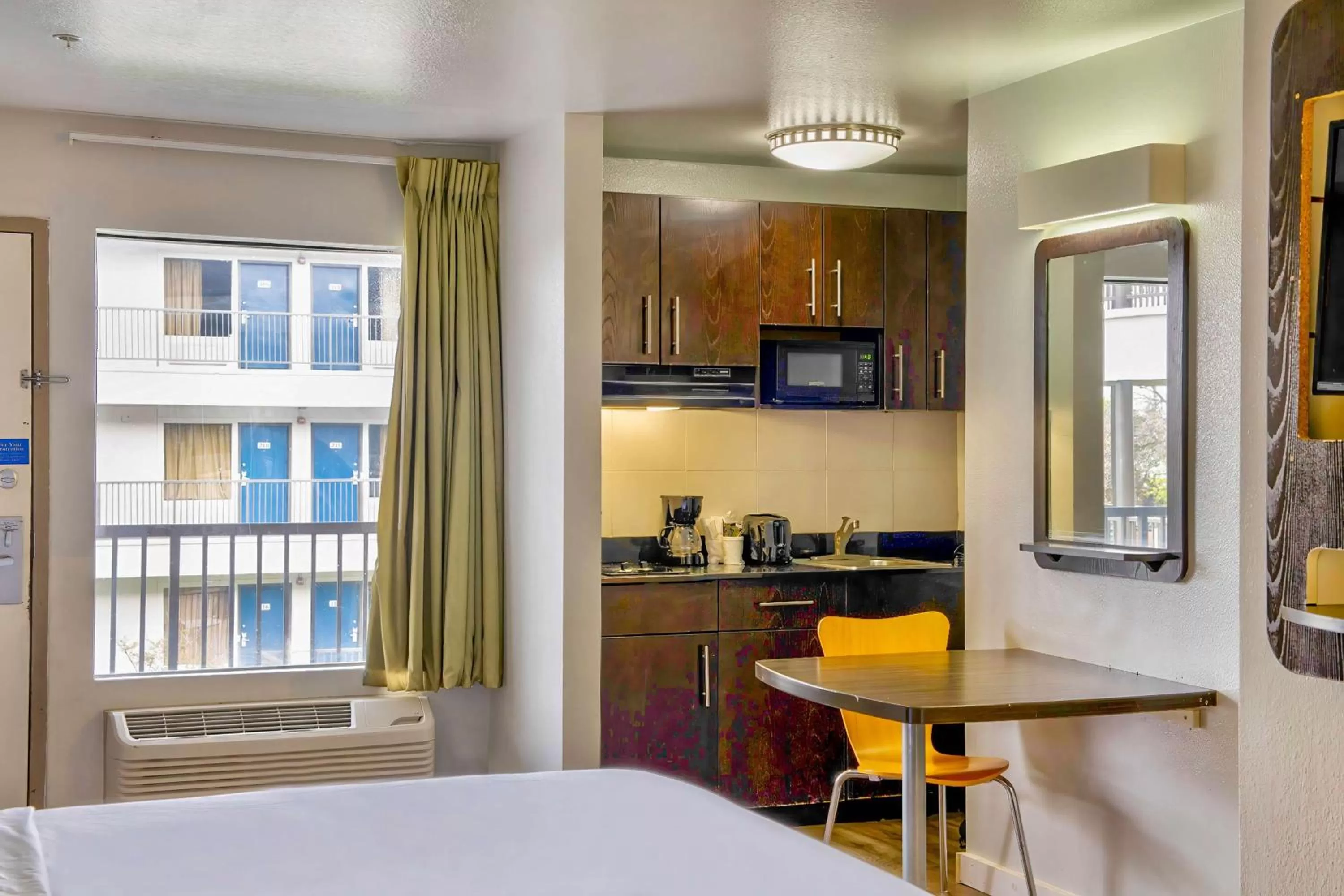 Bedroom, Bed in Studio 6-San Antonio, TX - Airport