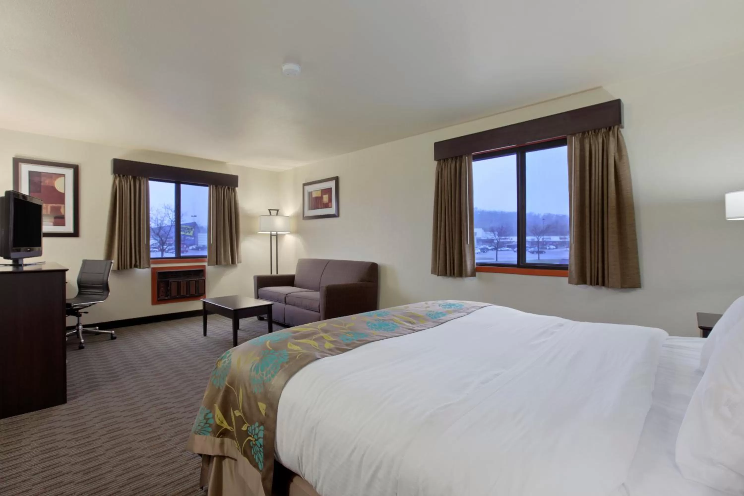 Deluxe King Suite - Non-Smoking in Baymont by Wyndham Eau Claire WI