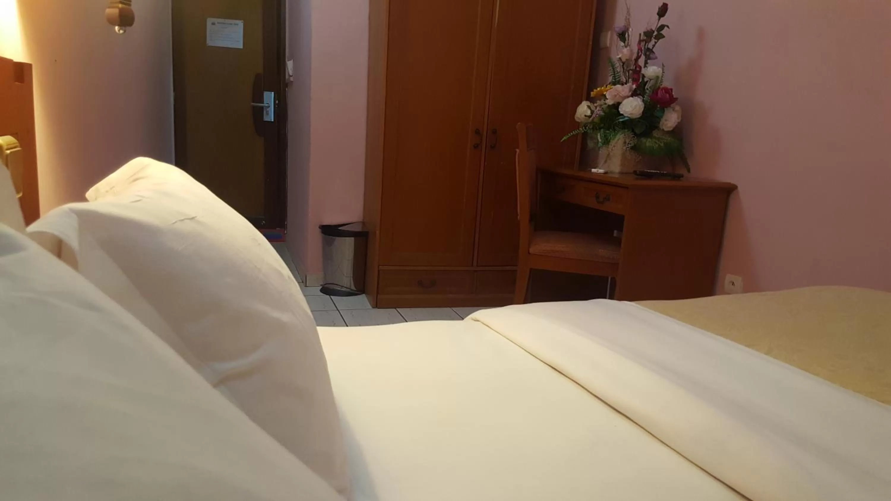 Bedroom, Bed in Peninsula Hotel Douala