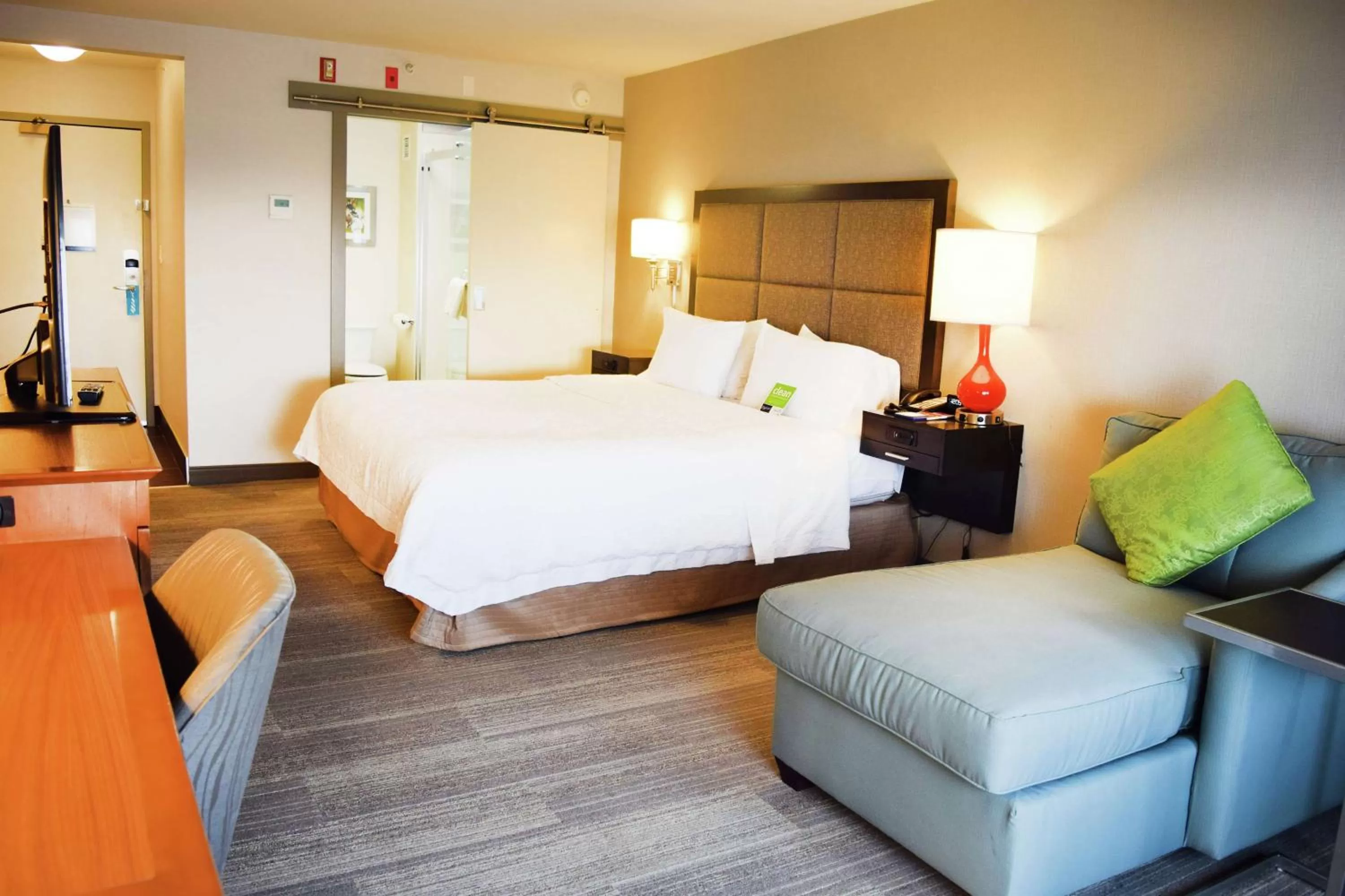 Bedroom, Bed in Hampton Inn & Suites by Hilton Calgary University NW