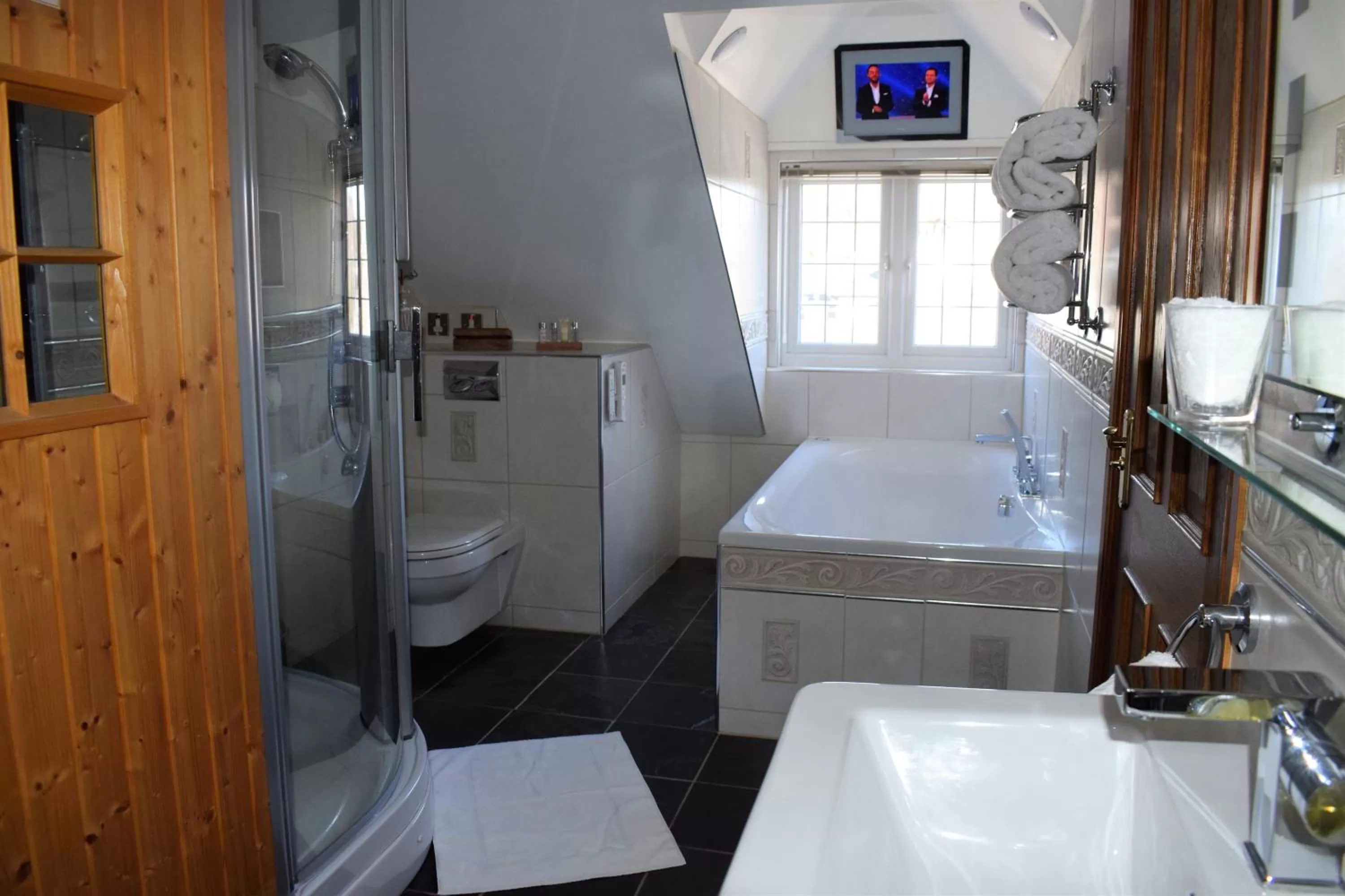 Bathroom, Bed in Riverside Escape