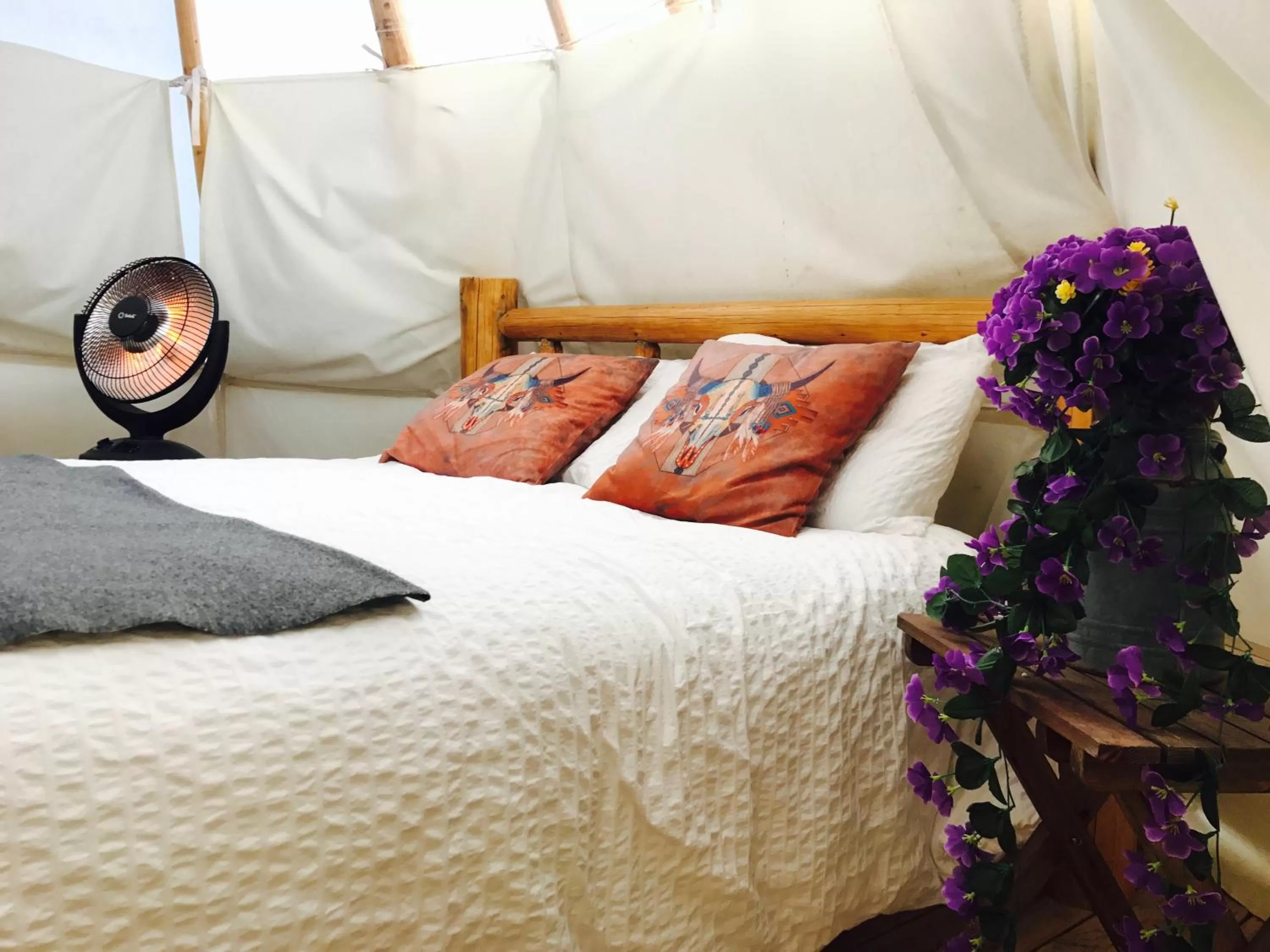 Bed in Olancha RV Park and Motel