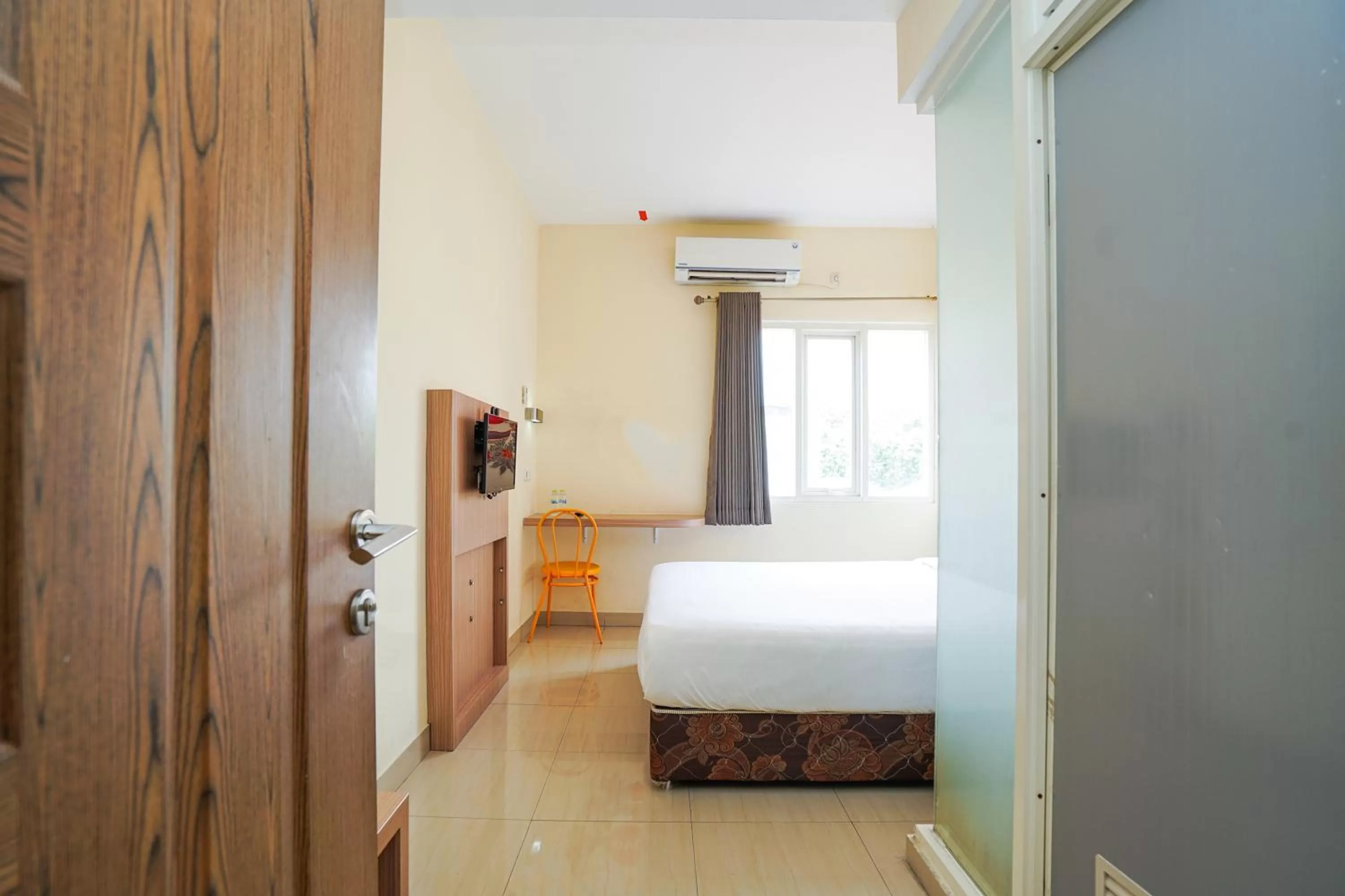 Bed in Pratisarawirya Guesthouse by ecommerceloka