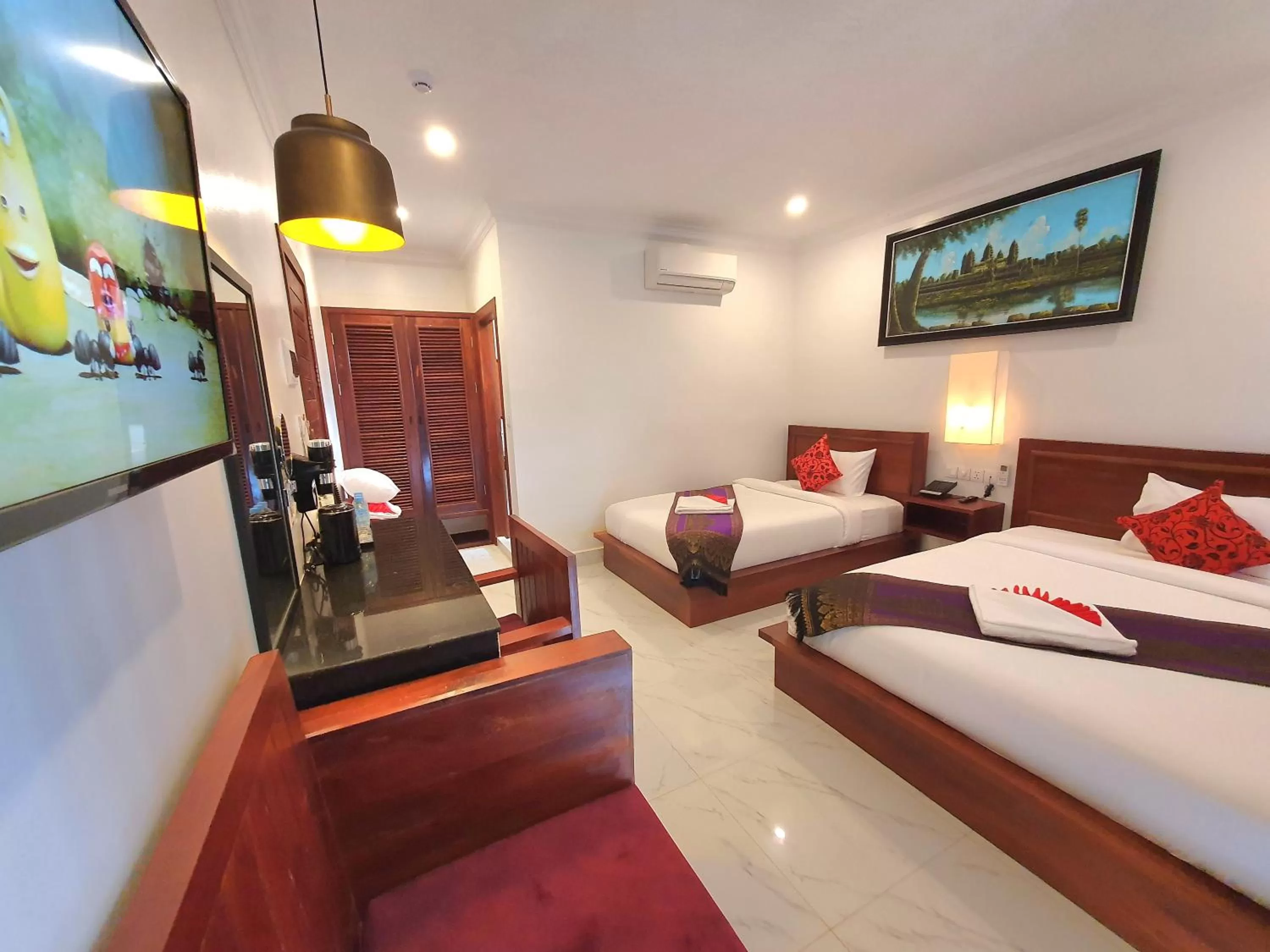 TV and multimedia in Long Night Siem Reap Hotel