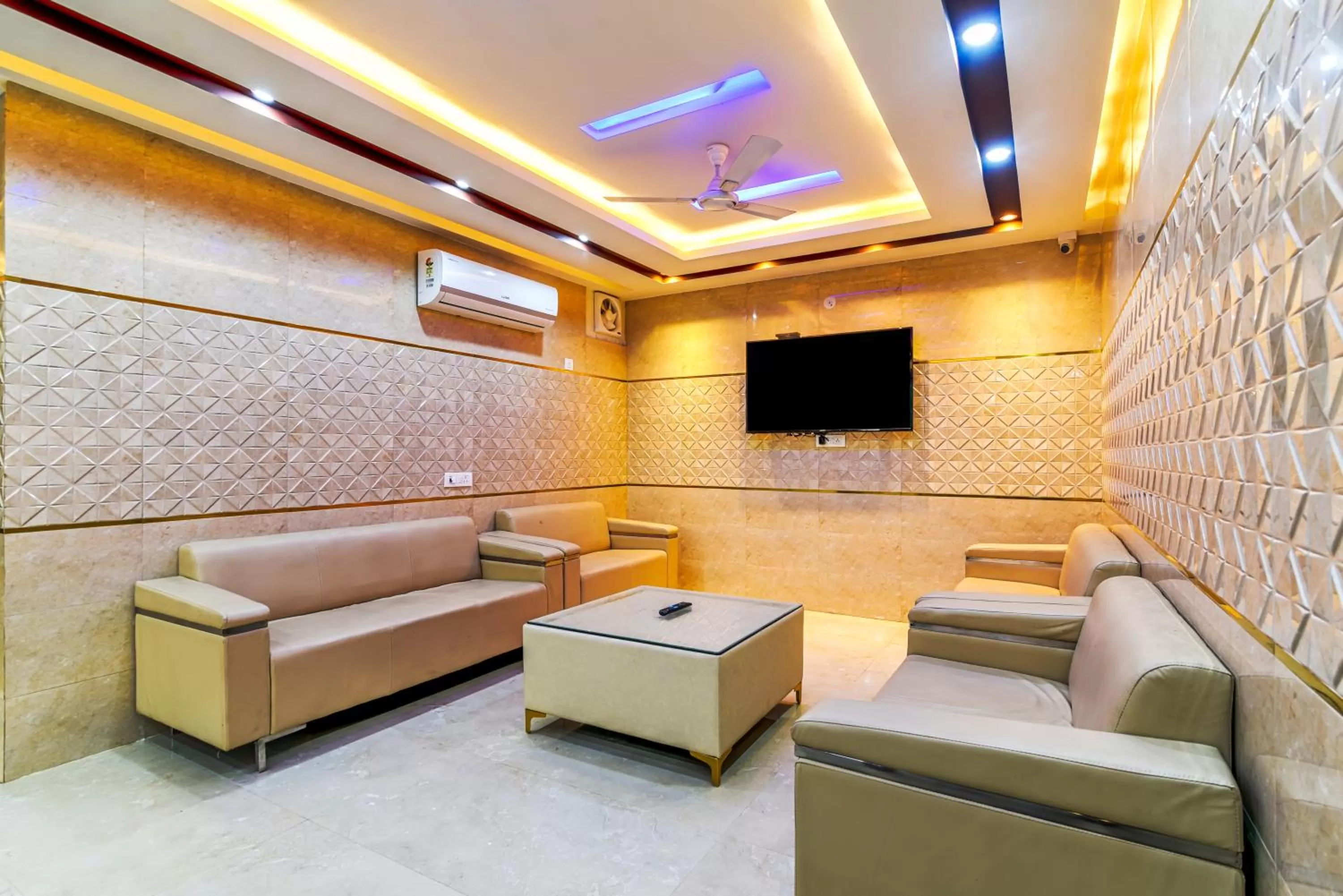 Communal lounge/ TV room, Seating Area in Hotel Urban Tree