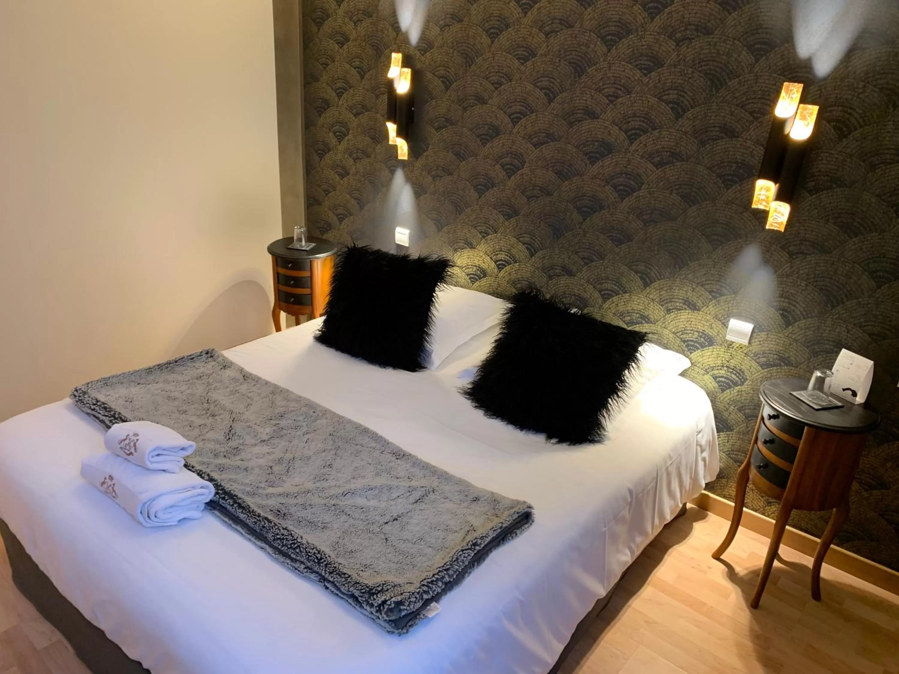 Photo of the whole room, Bed in Hôtel Vintage