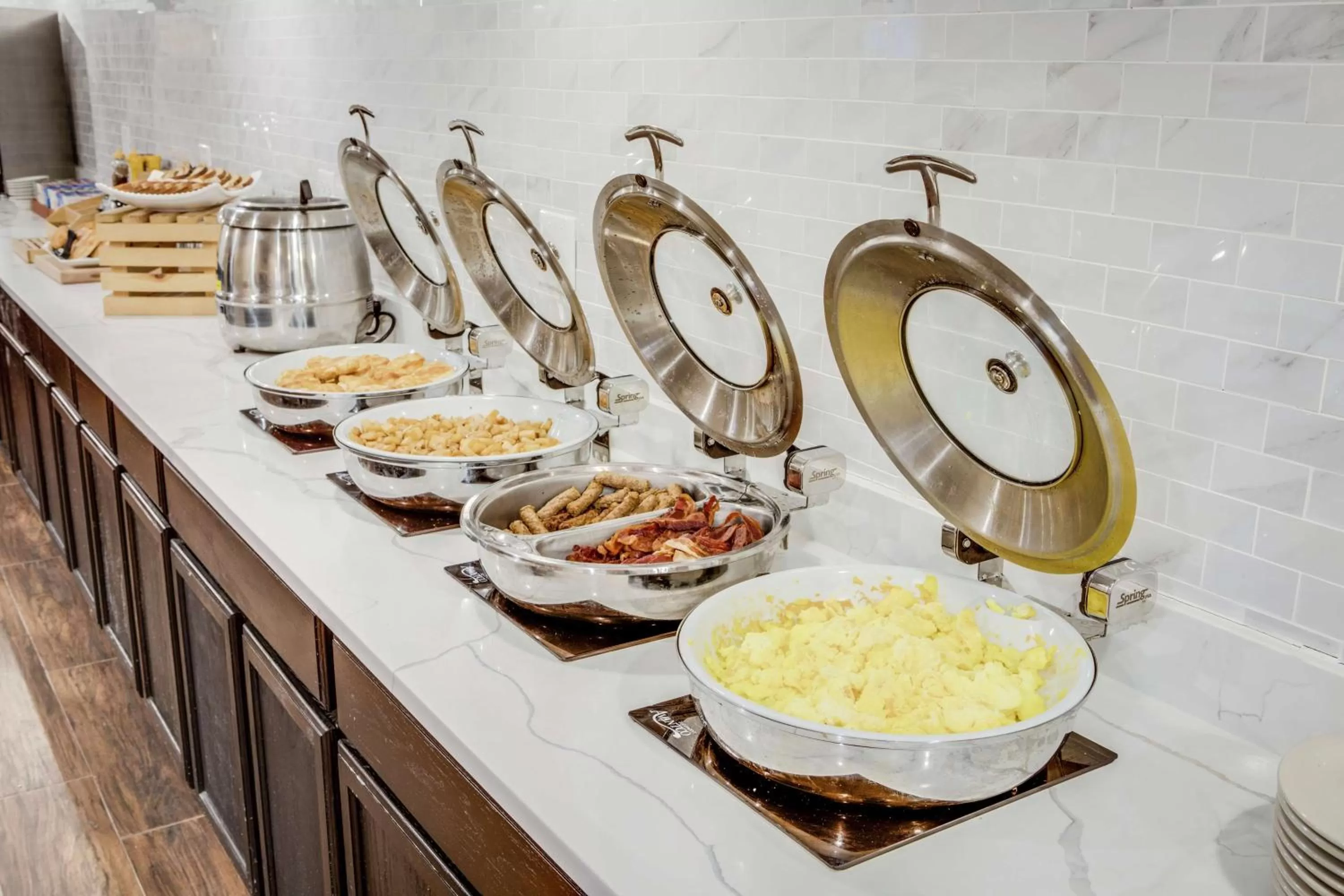 Restaurant/places to eat in DoubleTree by Hilton Huntington, WV