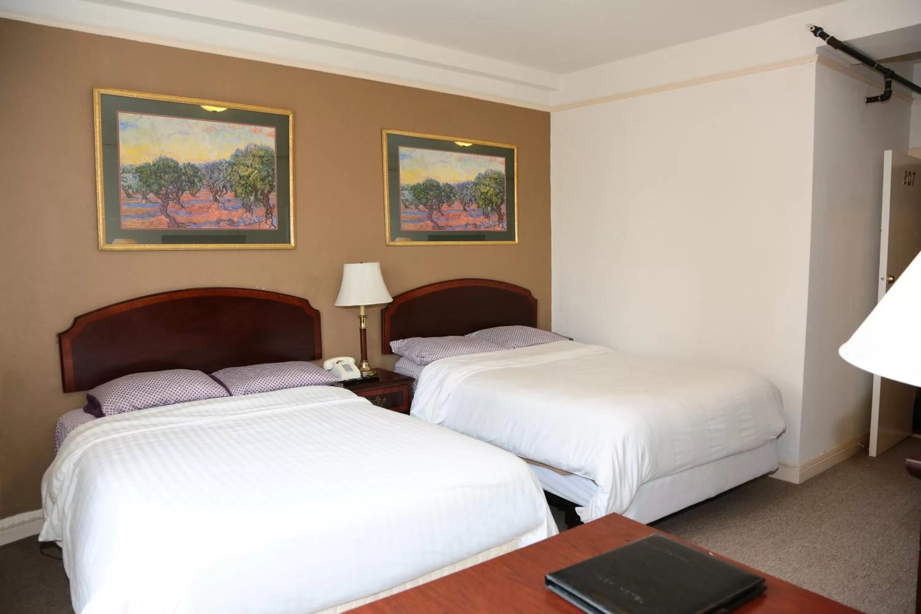 Photo of the whole room, Bed in Nash Hotel