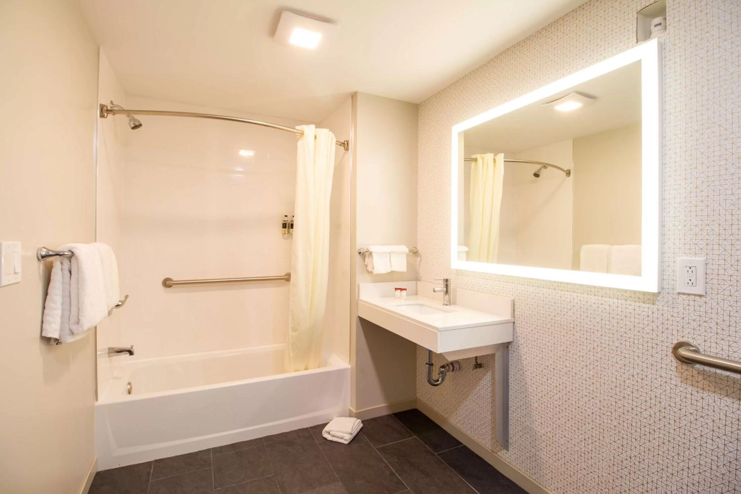 Bathroom in Woodwards White Mountain Resort, BW Signature Collection