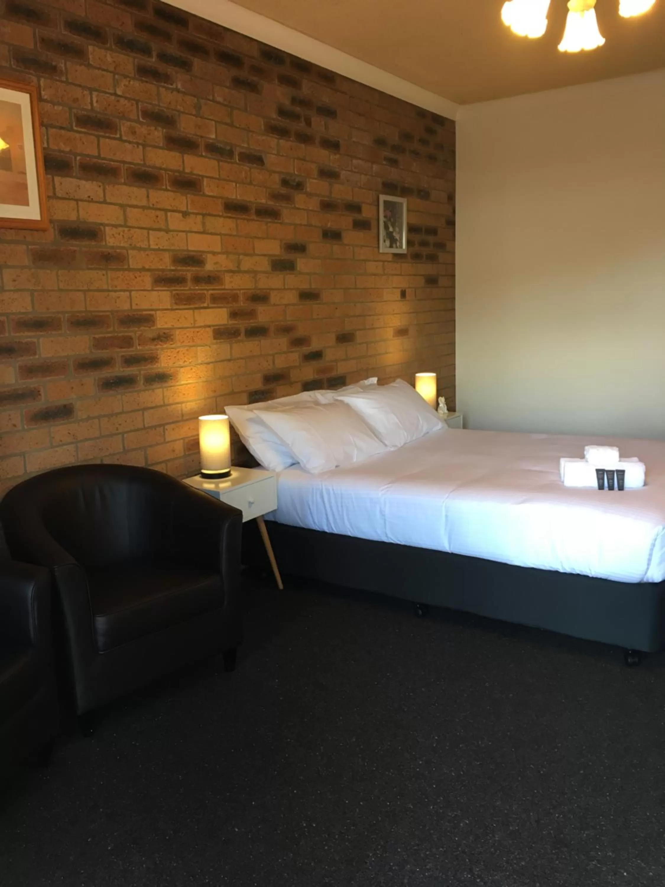 Bed in Bega Downs Motor Inn