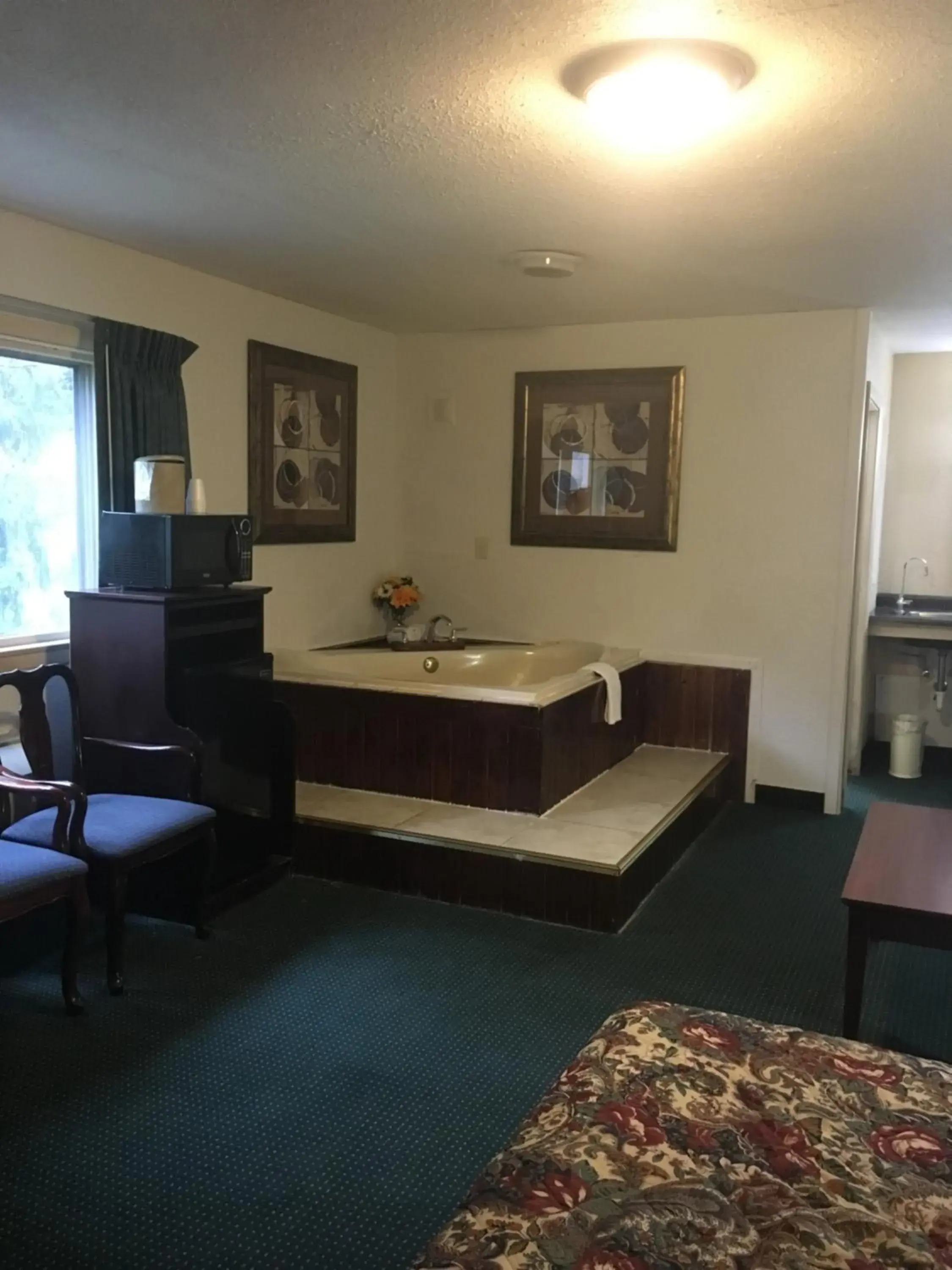 Suite with Hot Tub in Rapids Inn & Suites Suite with Hot Tub in Rapids Inn & Suites