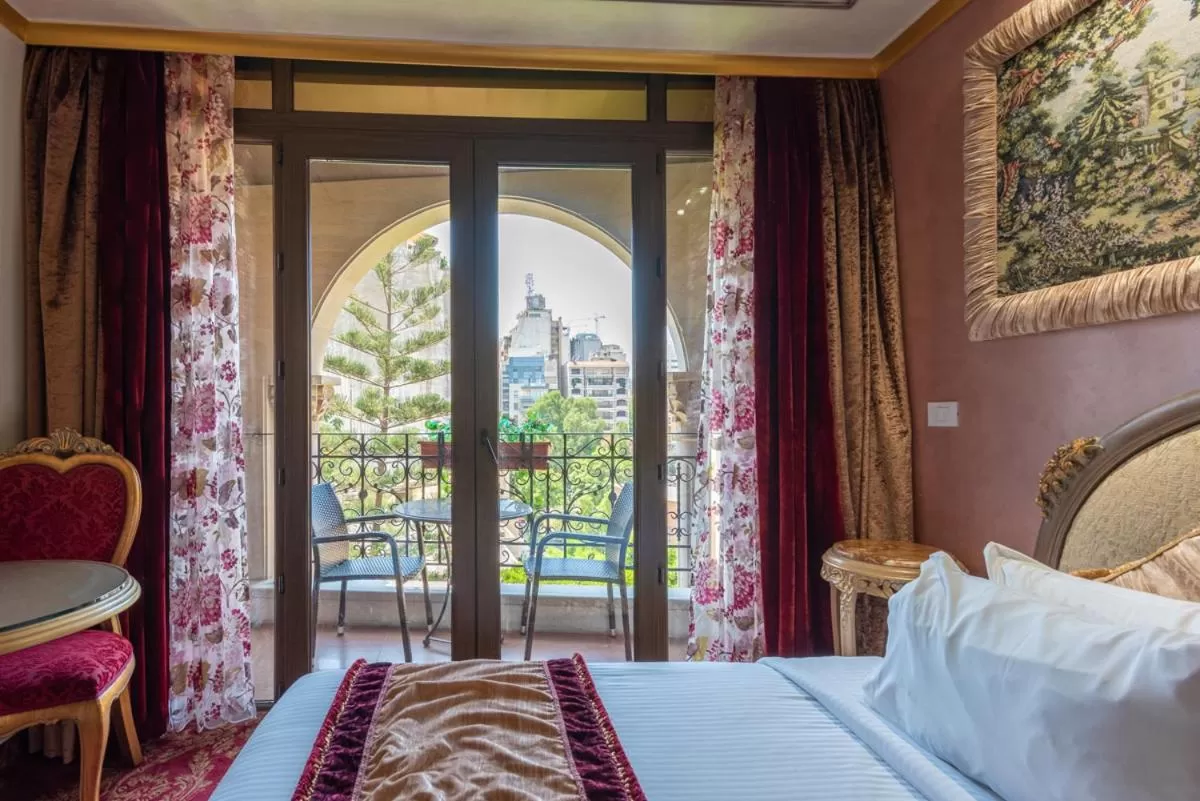 Balcony/Terrace, Bed in Q Hotel