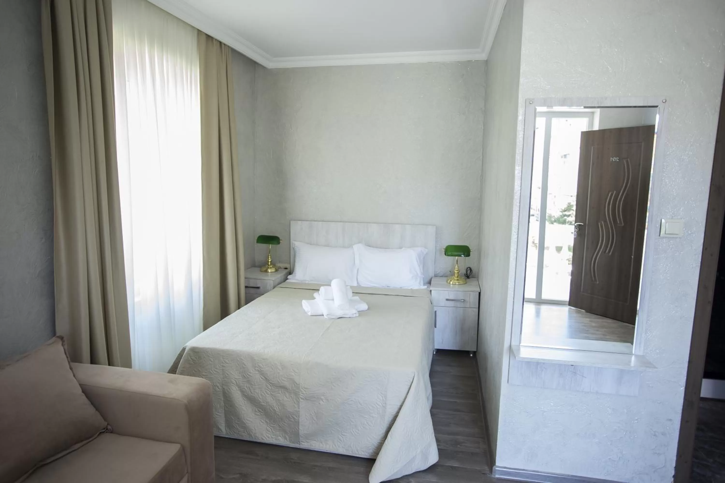 Bedroom, Bed in Hotel Garanti