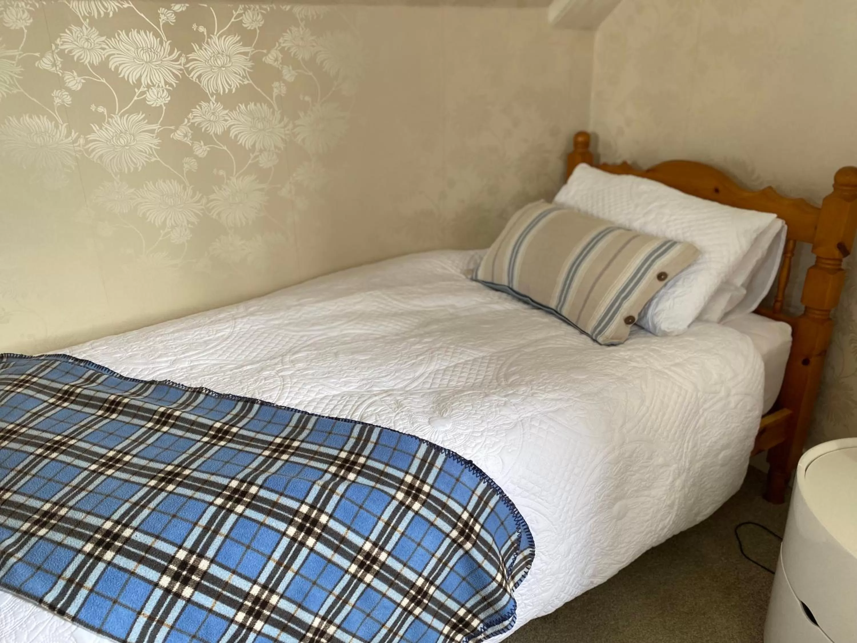 Single Room with Private External Bathroom - single occupancy in Glen Lyon Lodge Bed and Breakfast
