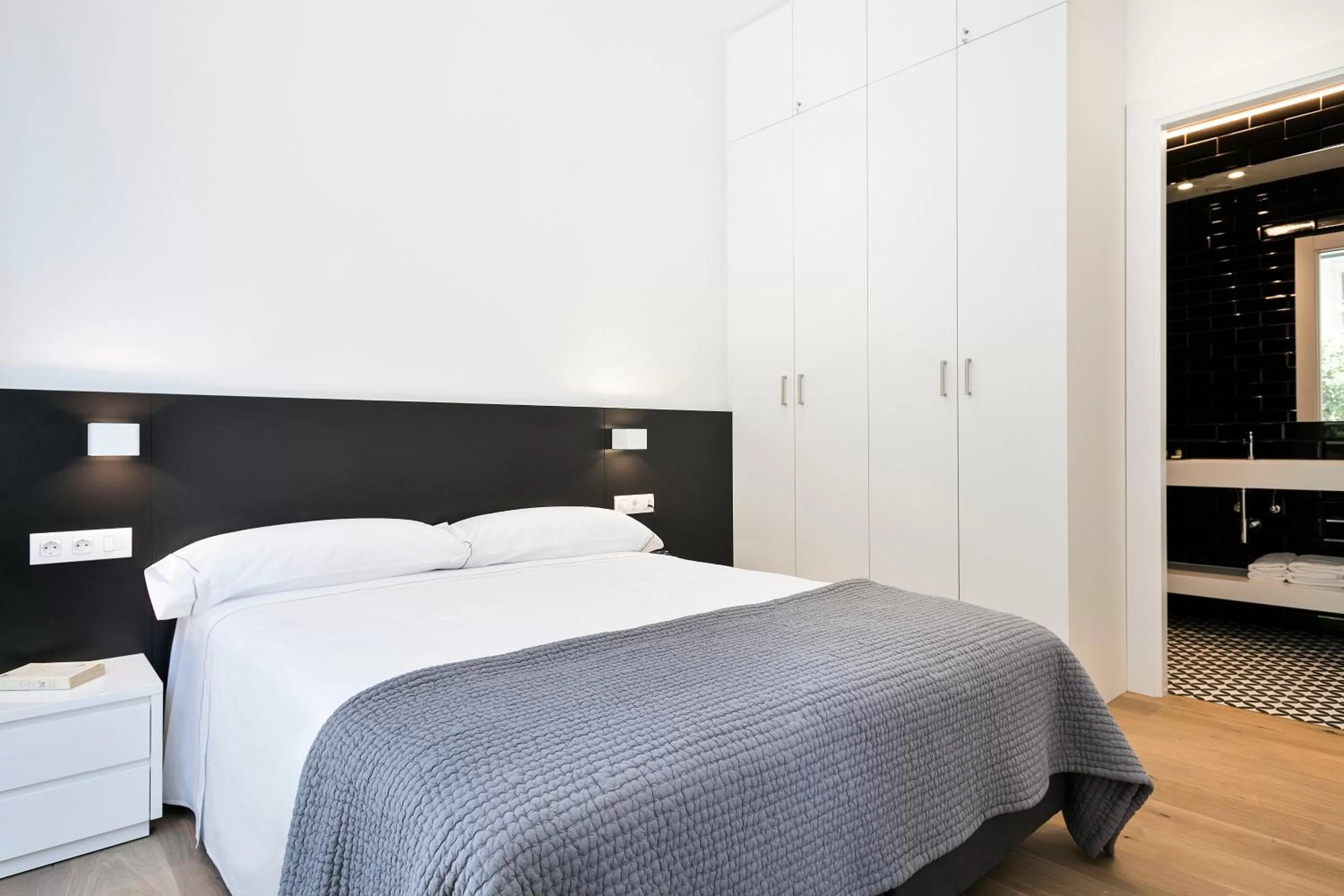 Bathroom, Bed in Murmuri Residence Mercader