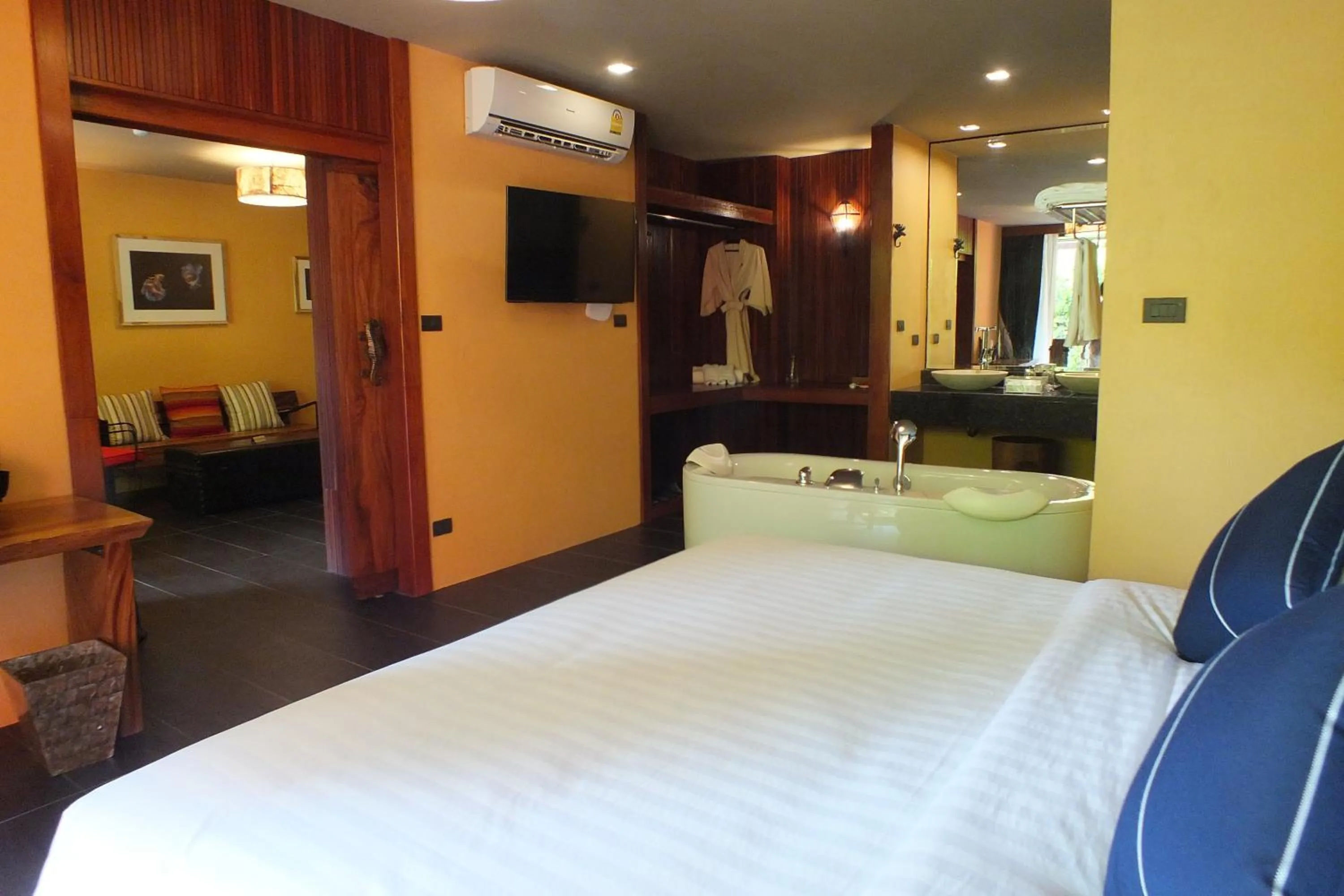 Photo of the whole room, Bed in Avatar Railay-Adults Only