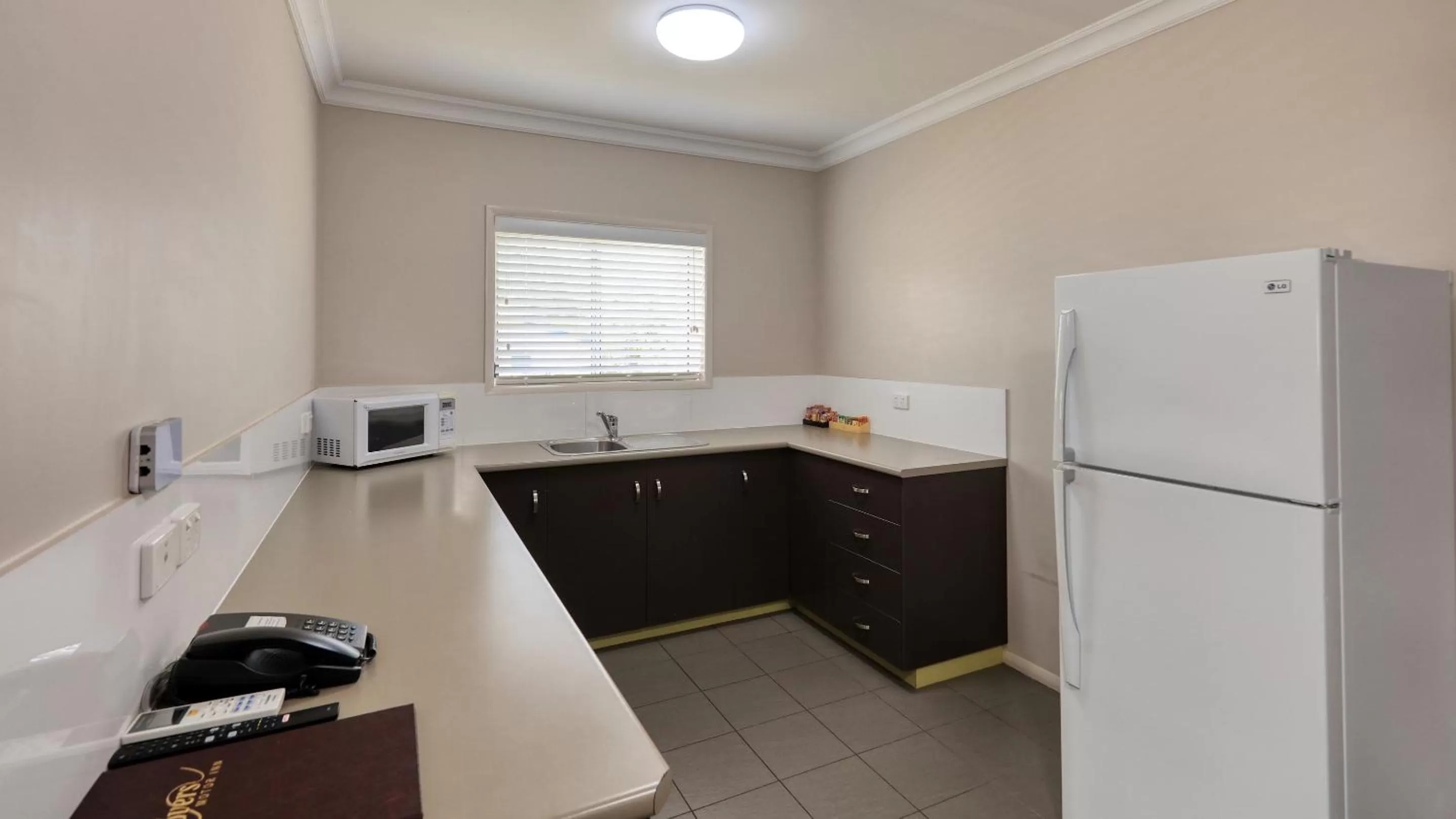 kitchen in Drovers Motor Inn