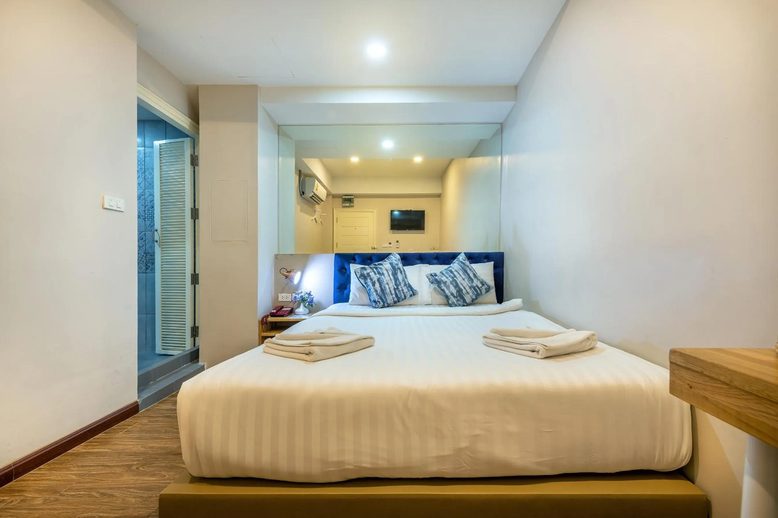 Bedroom, Bed in De Lavender Bangkok Hotel