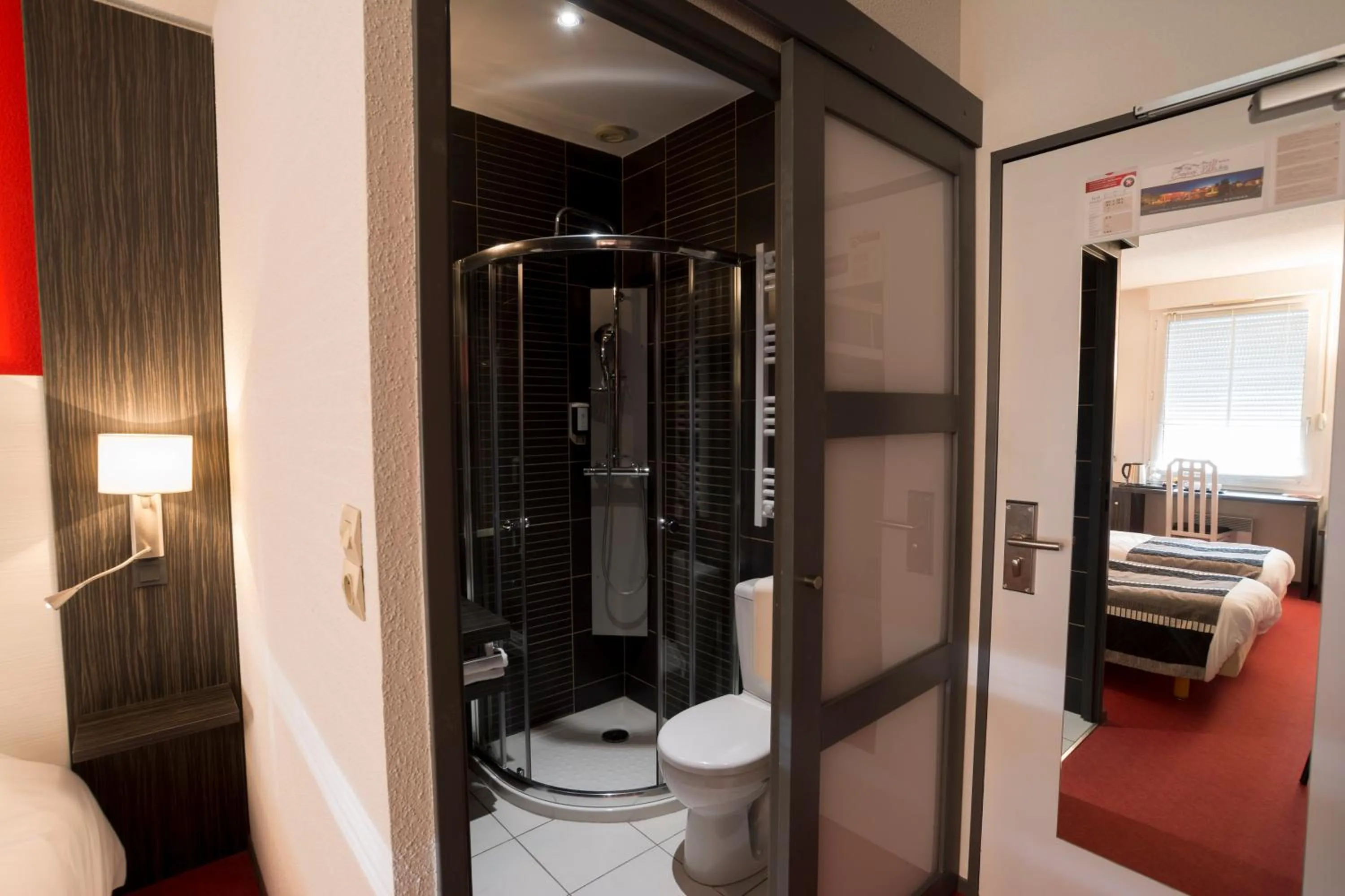 Bathroom in The Originals Boutique, Hôtel Le Pillebois, Bourg-en-Bresse Nord