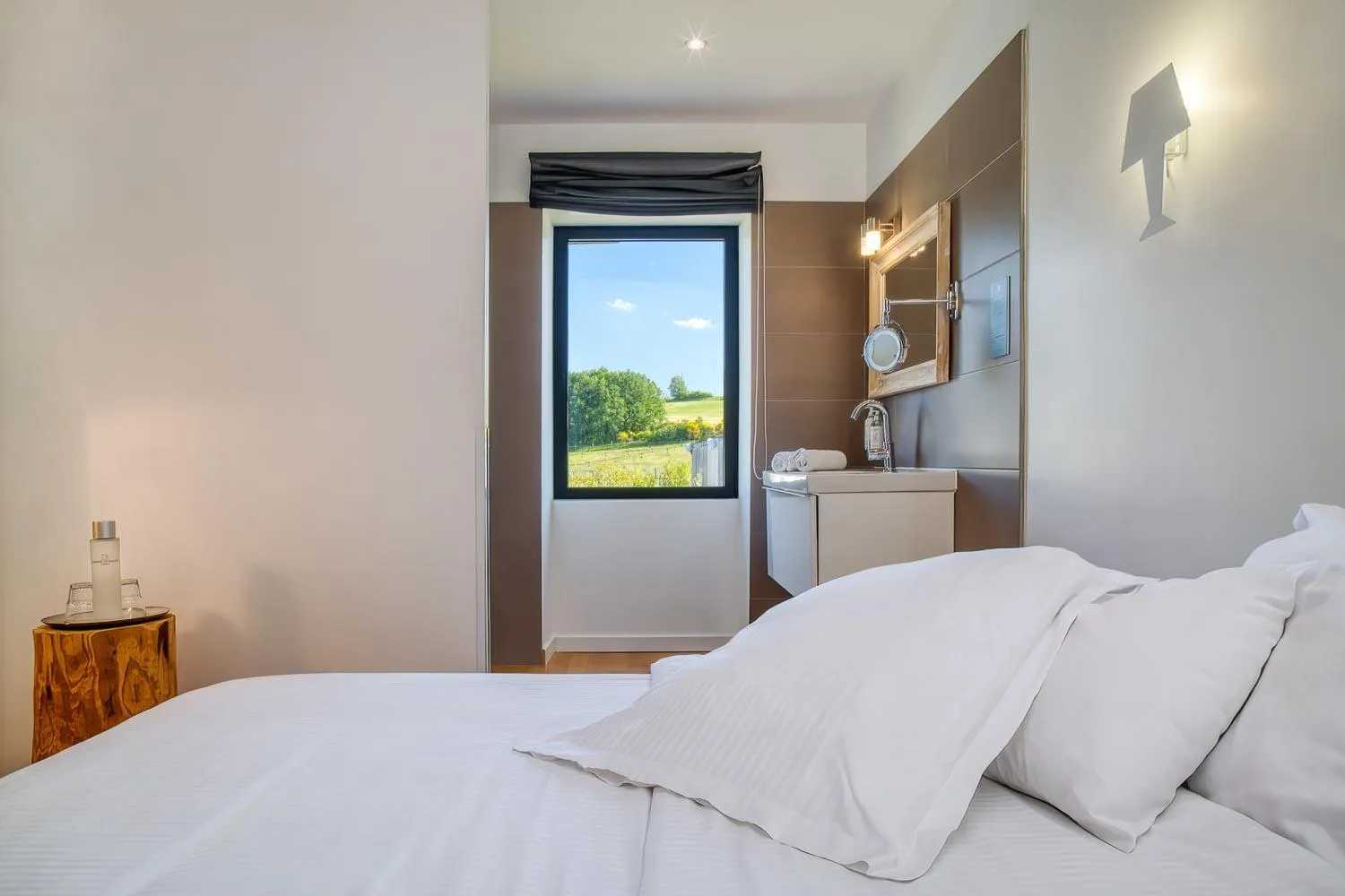 Bed in Le Domaine de Baulieu, Singuliers Hotels