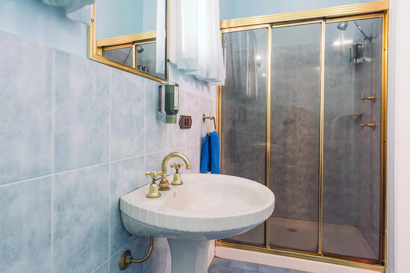 Shower in Fitzroy Motor Inn