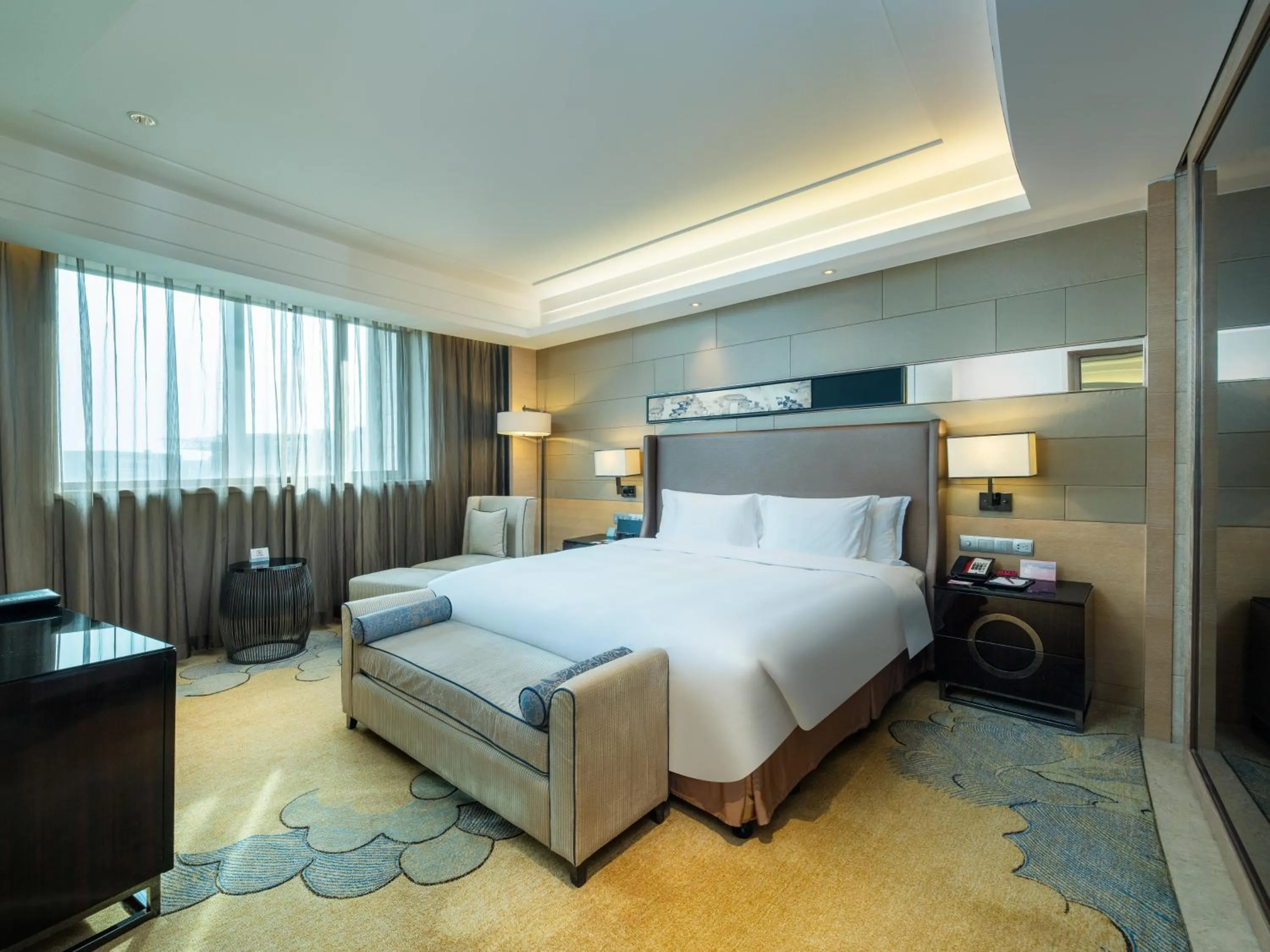 Photo of the whole room, Bed in Crowne Plaza Xi'an by IHG