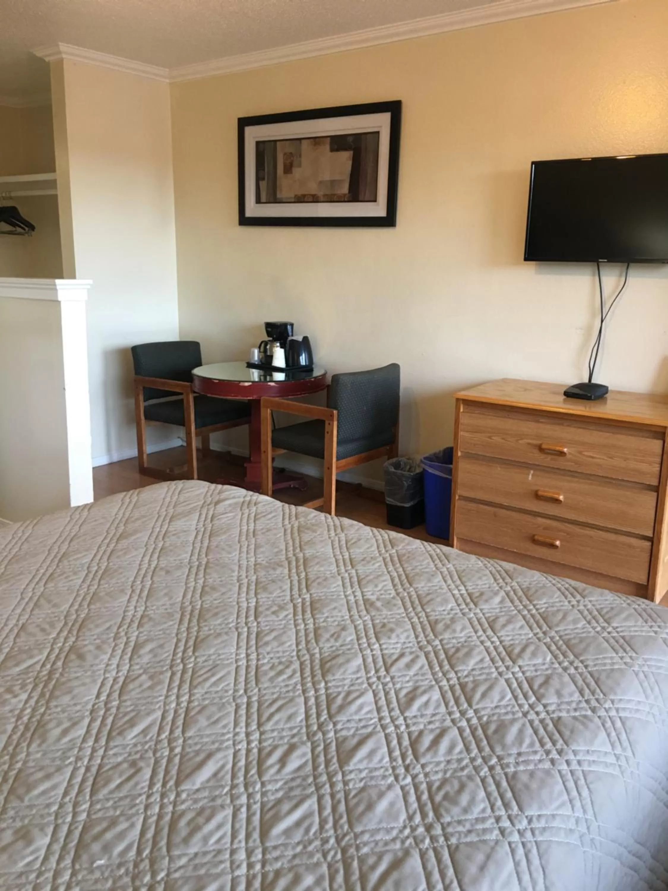 Photo of the whole room, Bed in Budget Inn
