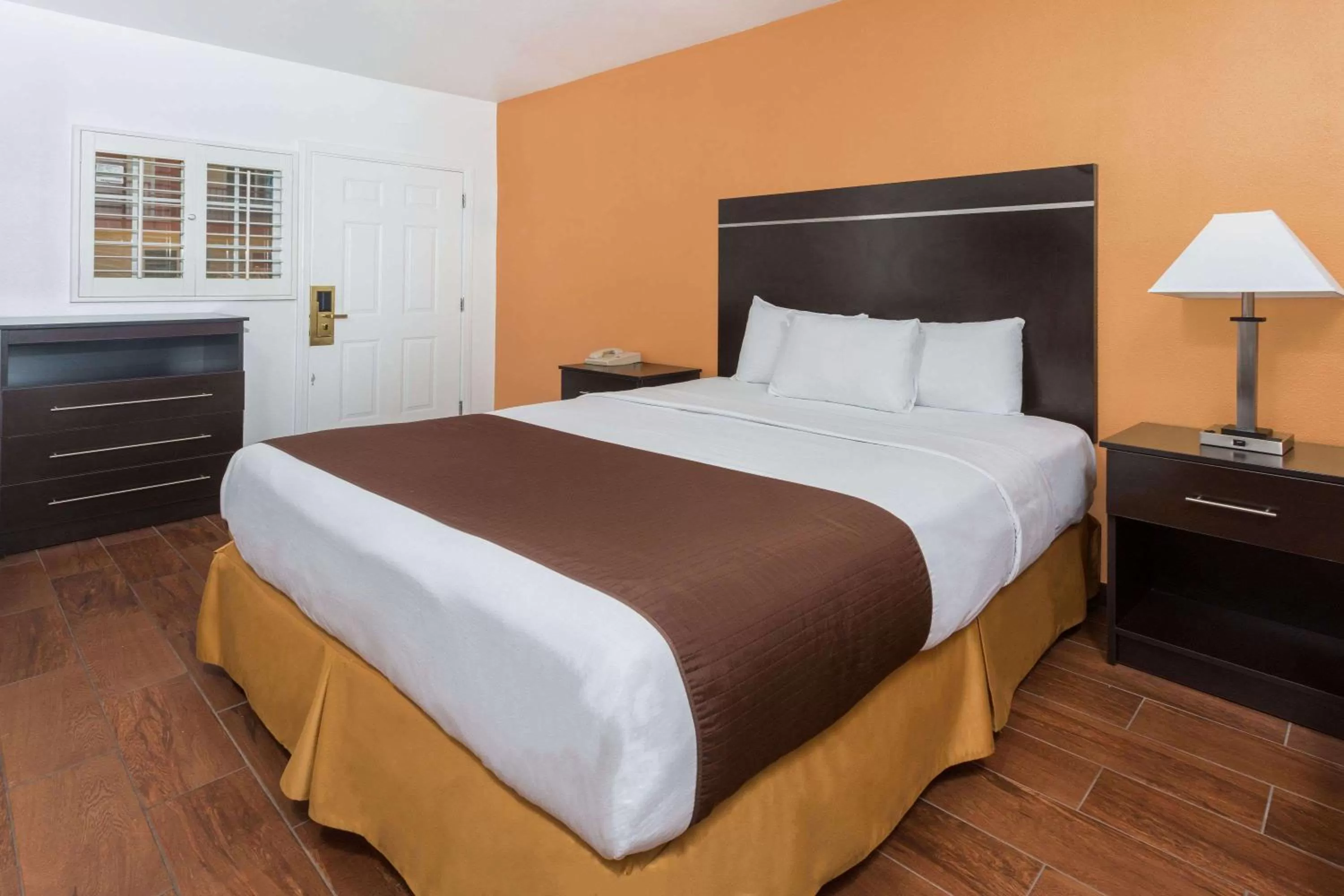 Photo of the whole room, Bed in Adara Palm Springs