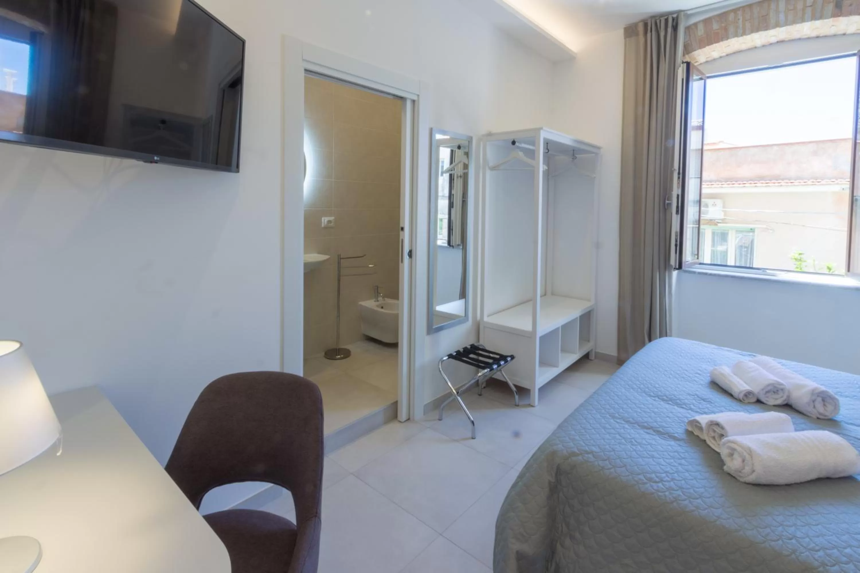 Bedroom, TV/Entertainment Center in Villa Valverde Apartments e B&B