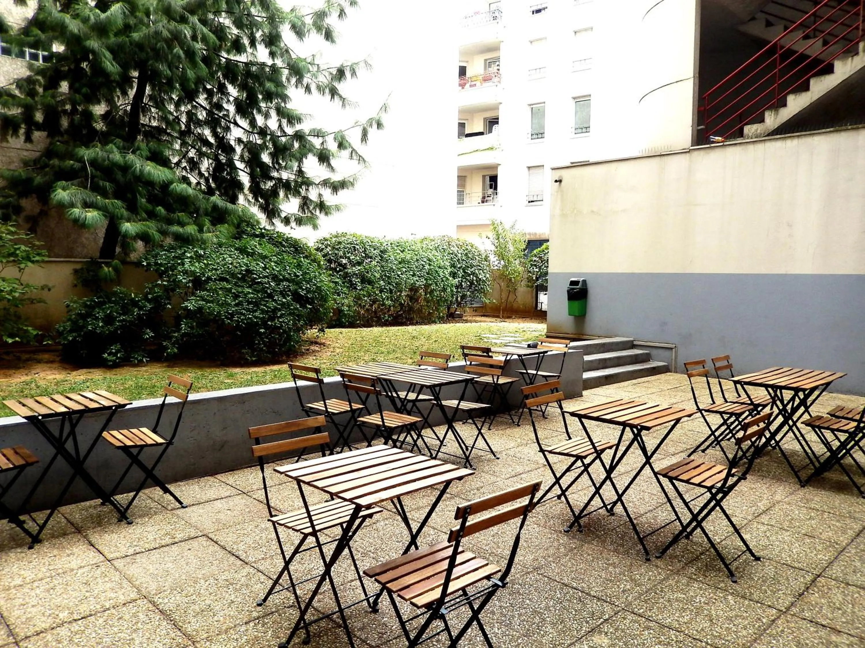 Patio in ibis budget Paris Porte d'Italie Est