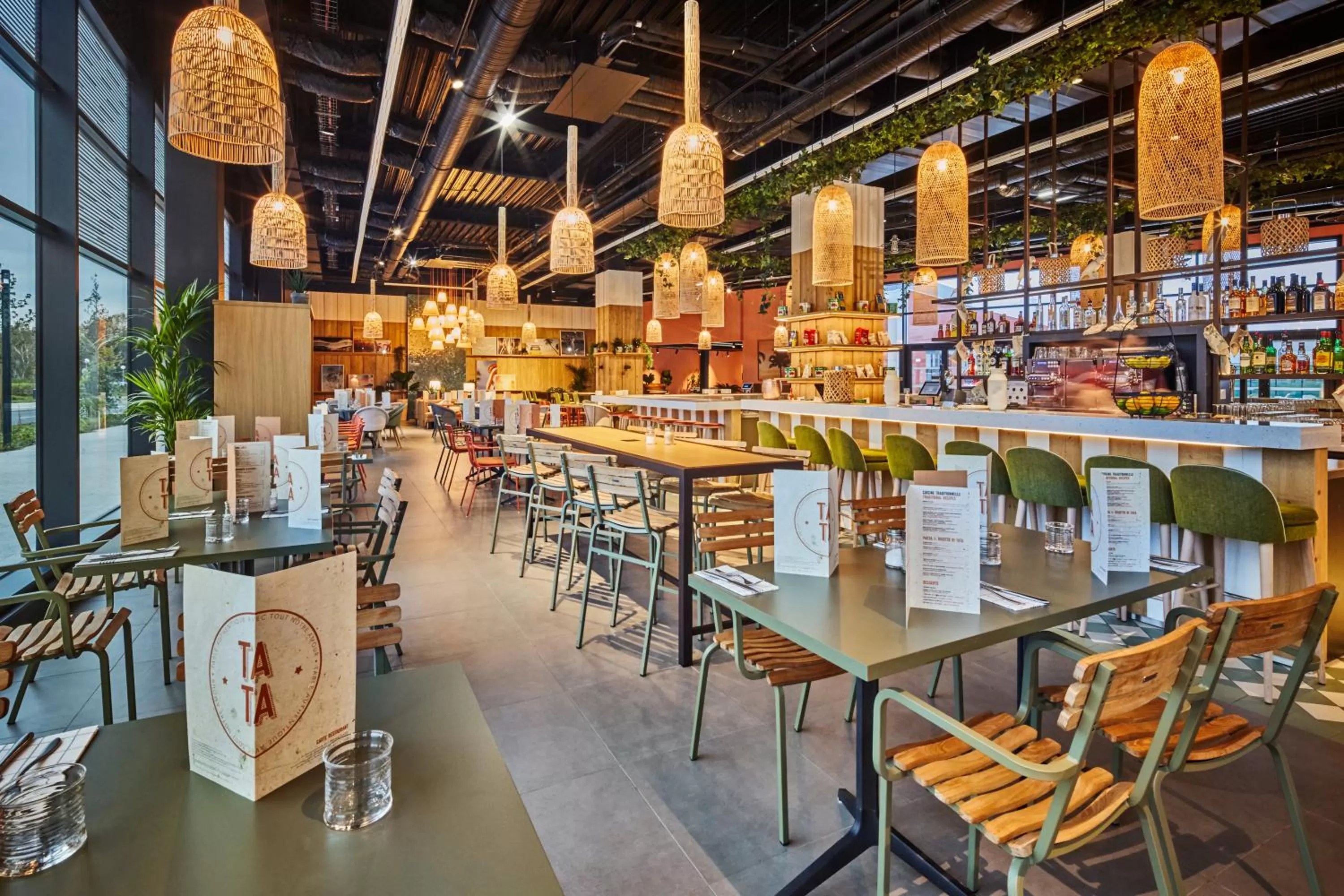 Restaurant/places to eat in Mercure Paris Orly Airport